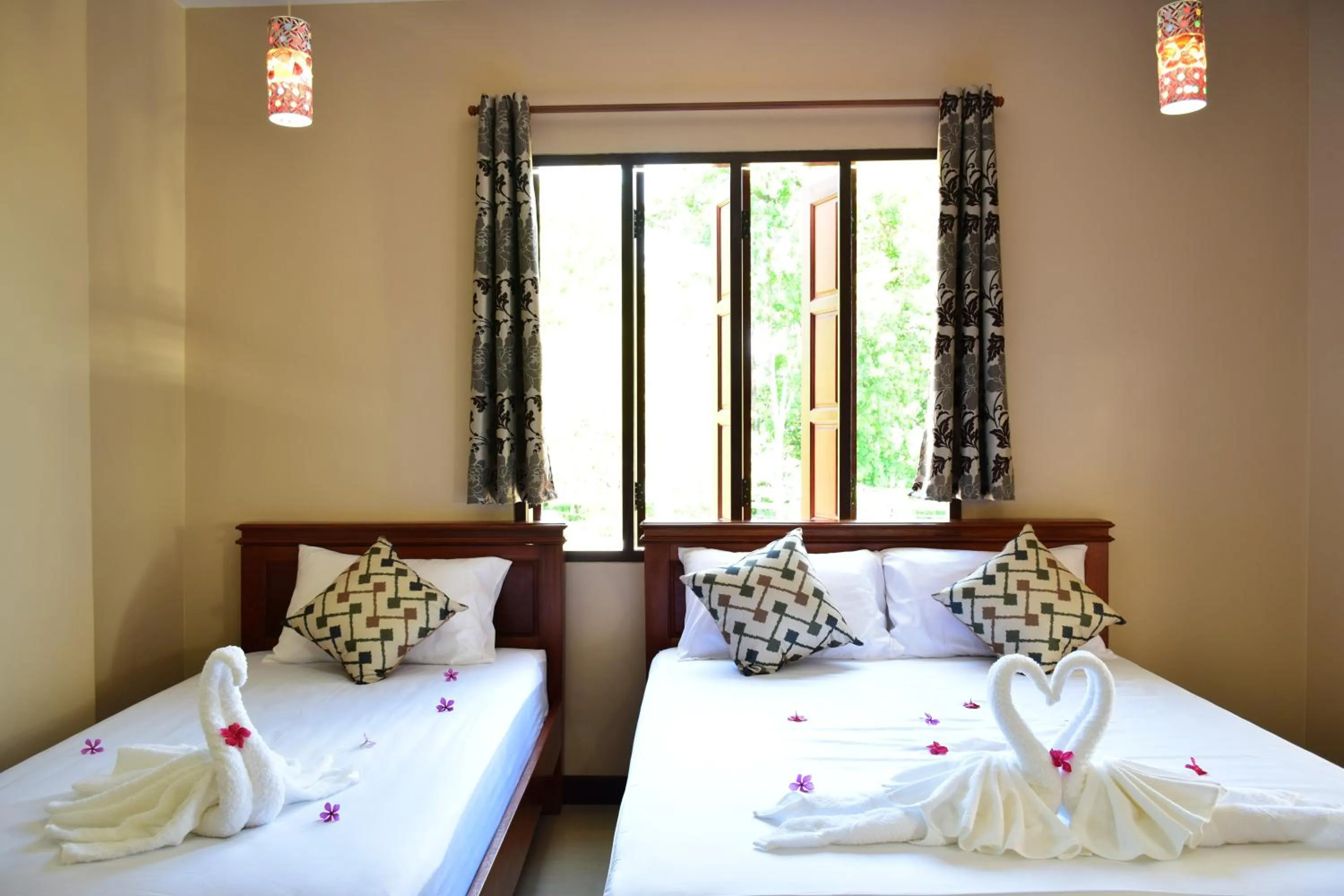 Photo of the whole room, Bed in Siam Guesthouse