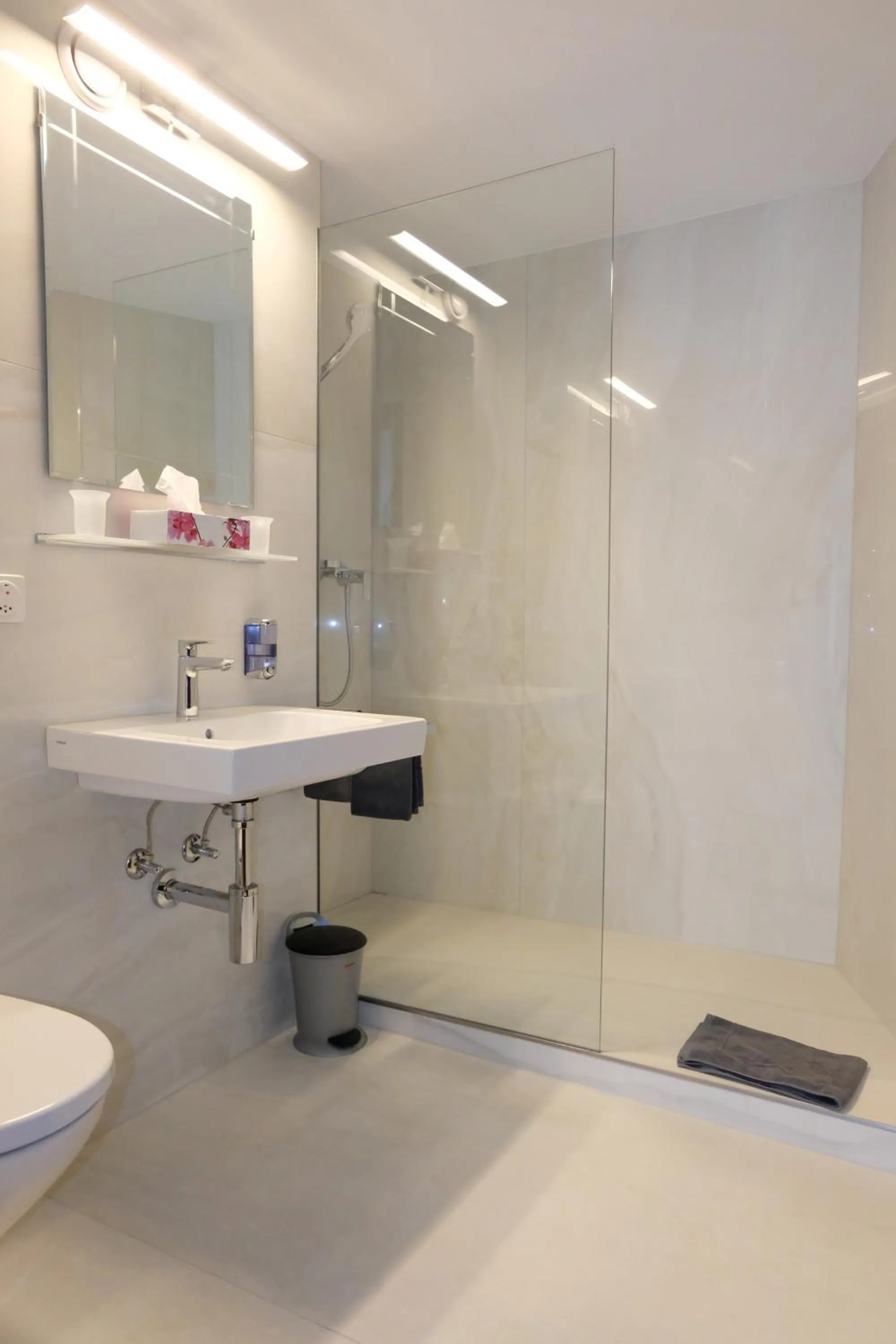 Bathroom in Artist Apartments & Hotel Garni