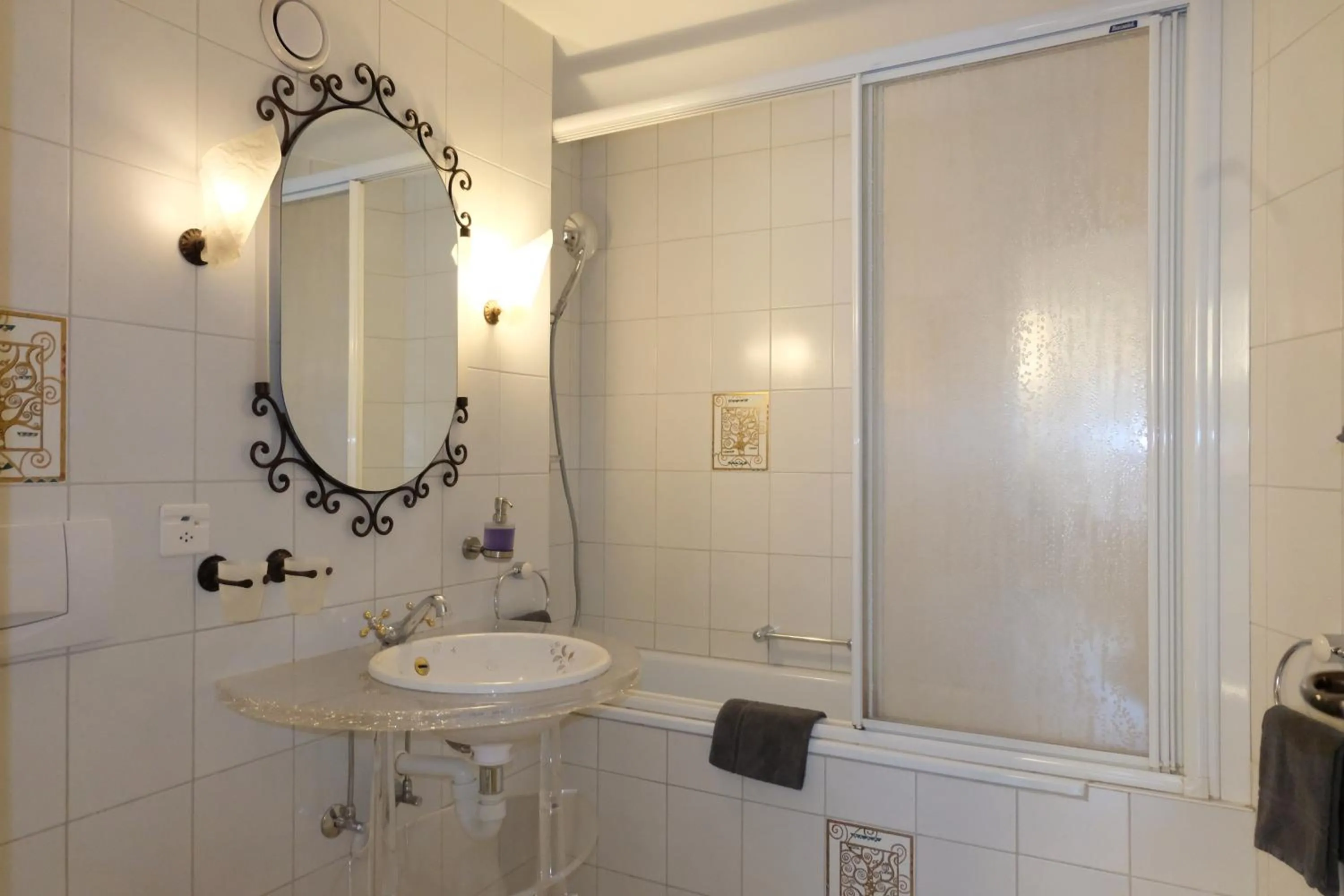 Bathroom in Artist Apartments & Hotel Garni