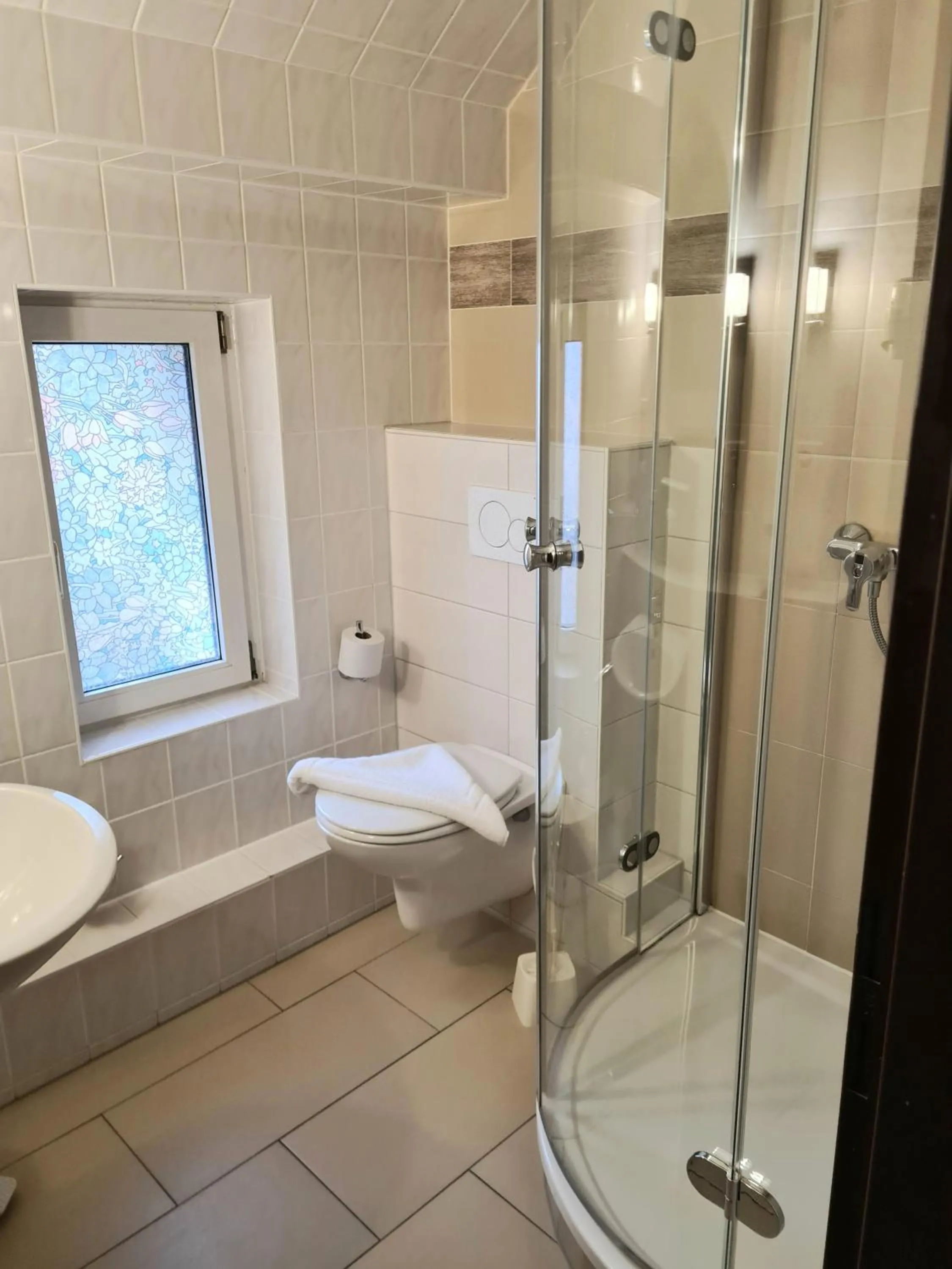 Bathroom in Hotel-Restaurant Alter Krug Kallinchen