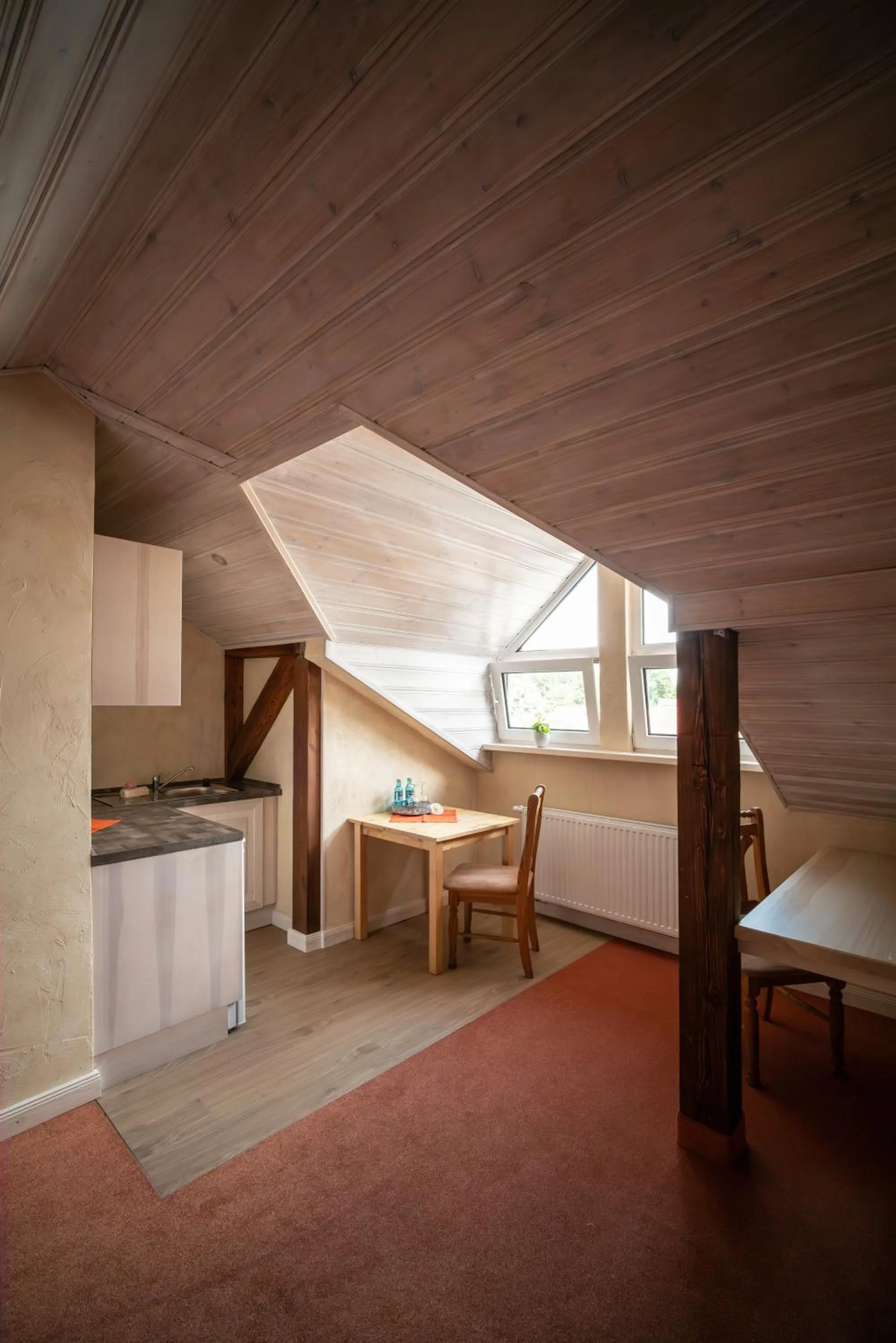 Kitchen or kitchenette, Bed in Hotel-Restaurant Alter Krug Kallinchen