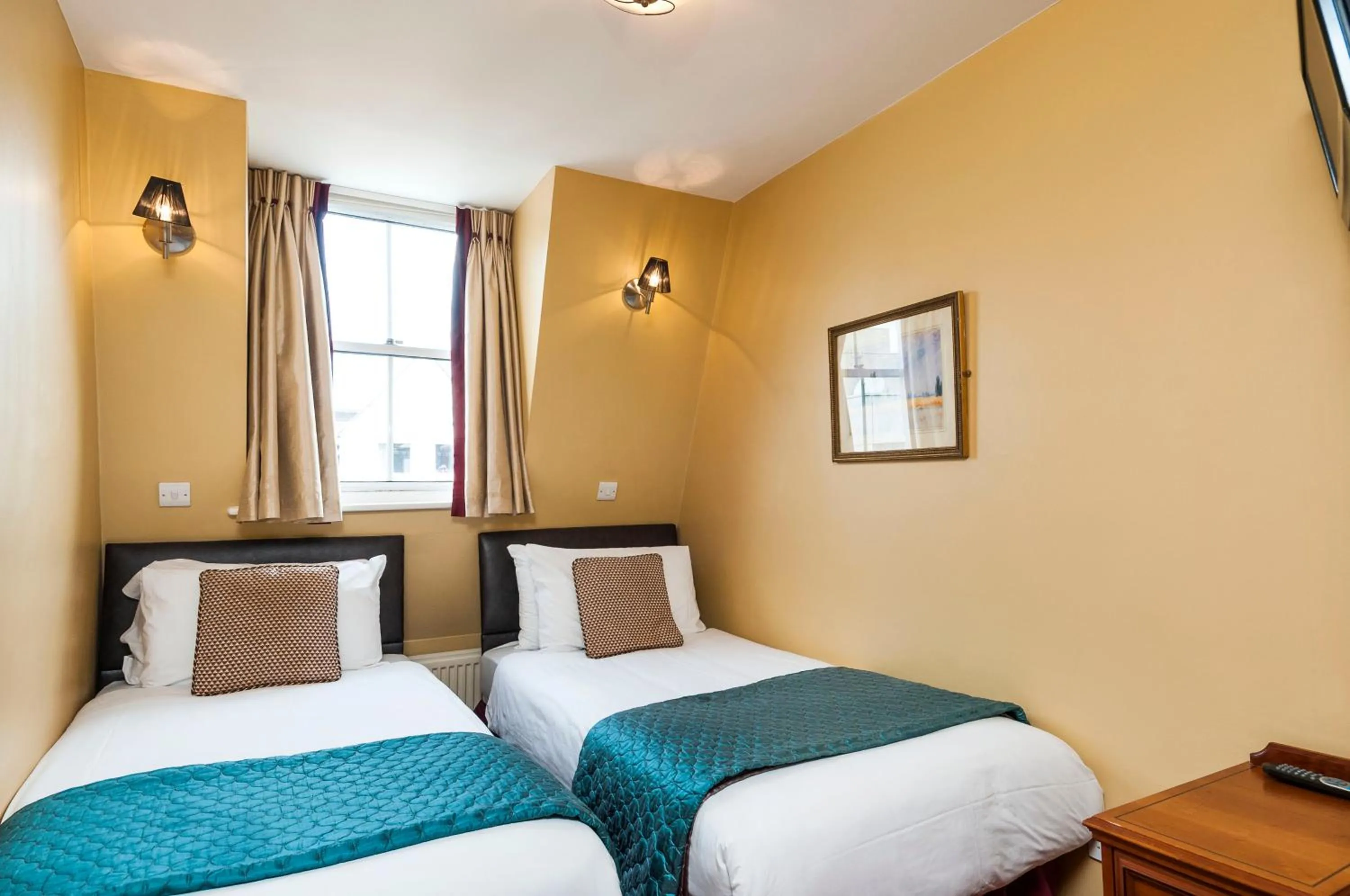 Photo of the whole room, Bed in Craven Hotel