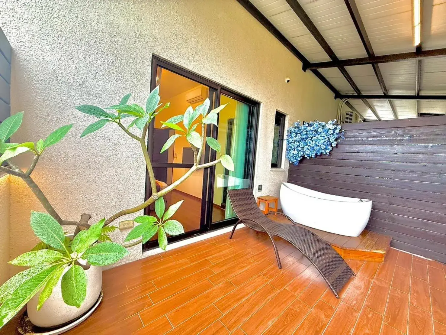 Deluxe Double Room with Bath in Kurumba JiJi B&B Deluxe Double Room with Bath in Kurumba JiJi B&B