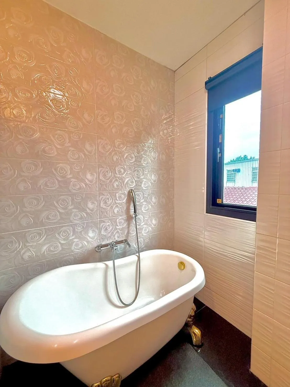 Bath in Kurumba JiJi B&B