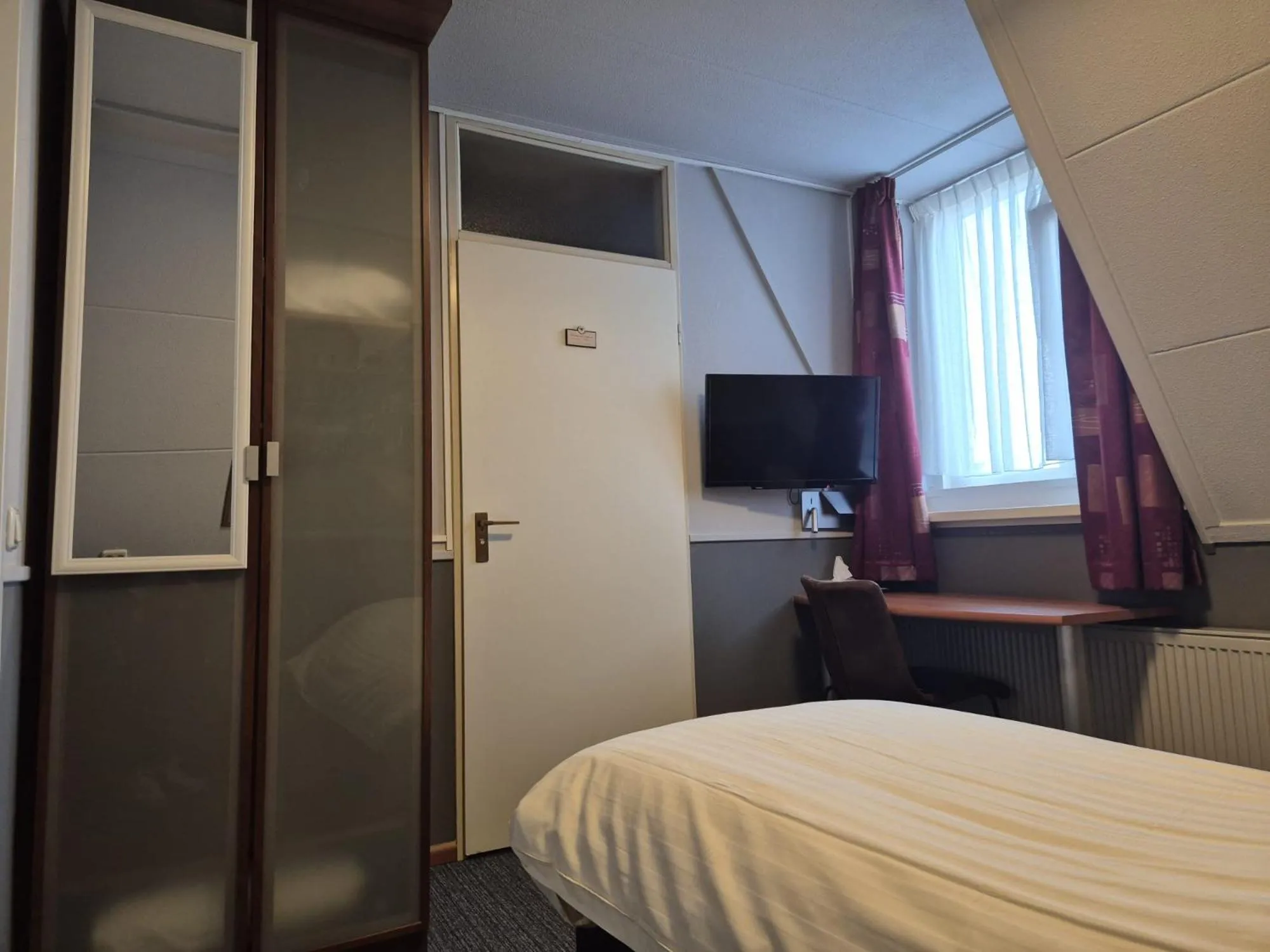 Bedroom, Bed in Hotel,cafe,biljart POT