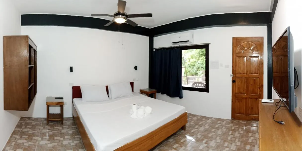 Photo of the whole room, Bed in Jalyn's Resort Sabang