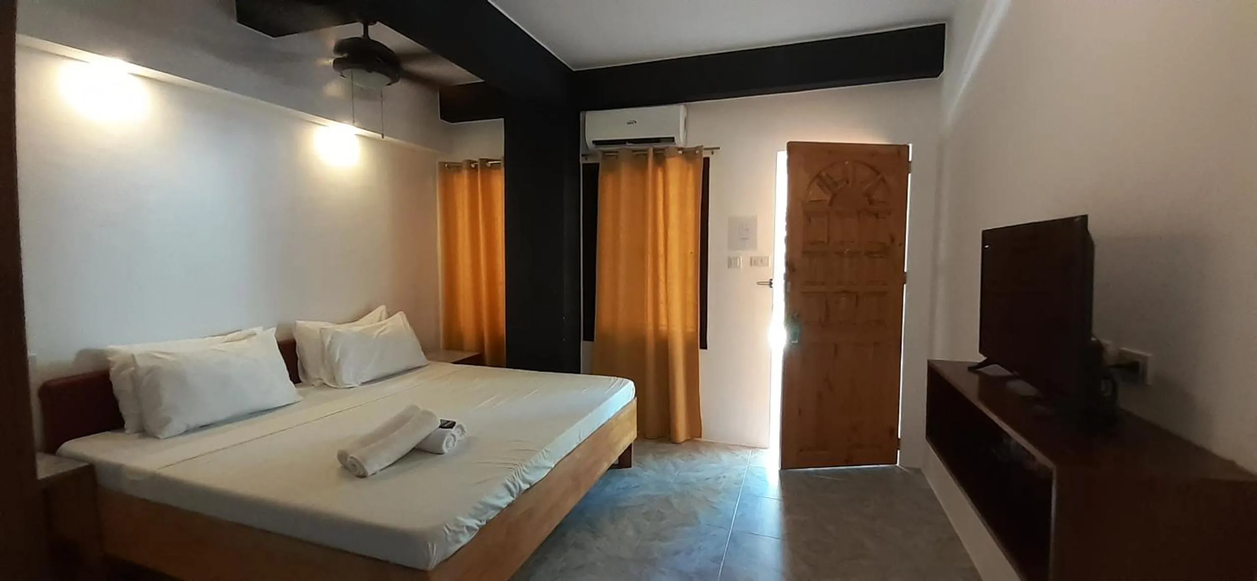 Photo of the whole room, Bed in Jalyn's Resort Sabang