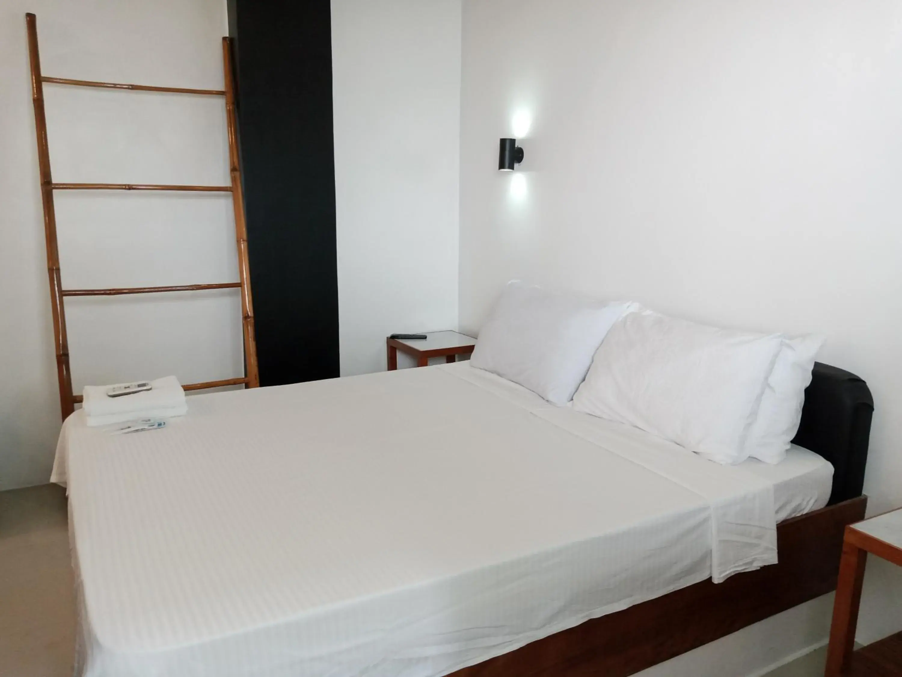 Budget Double Bedroom in Jalyn's Resort Sabang Budget Double Bedroom in Jalyn's Resort Sabang