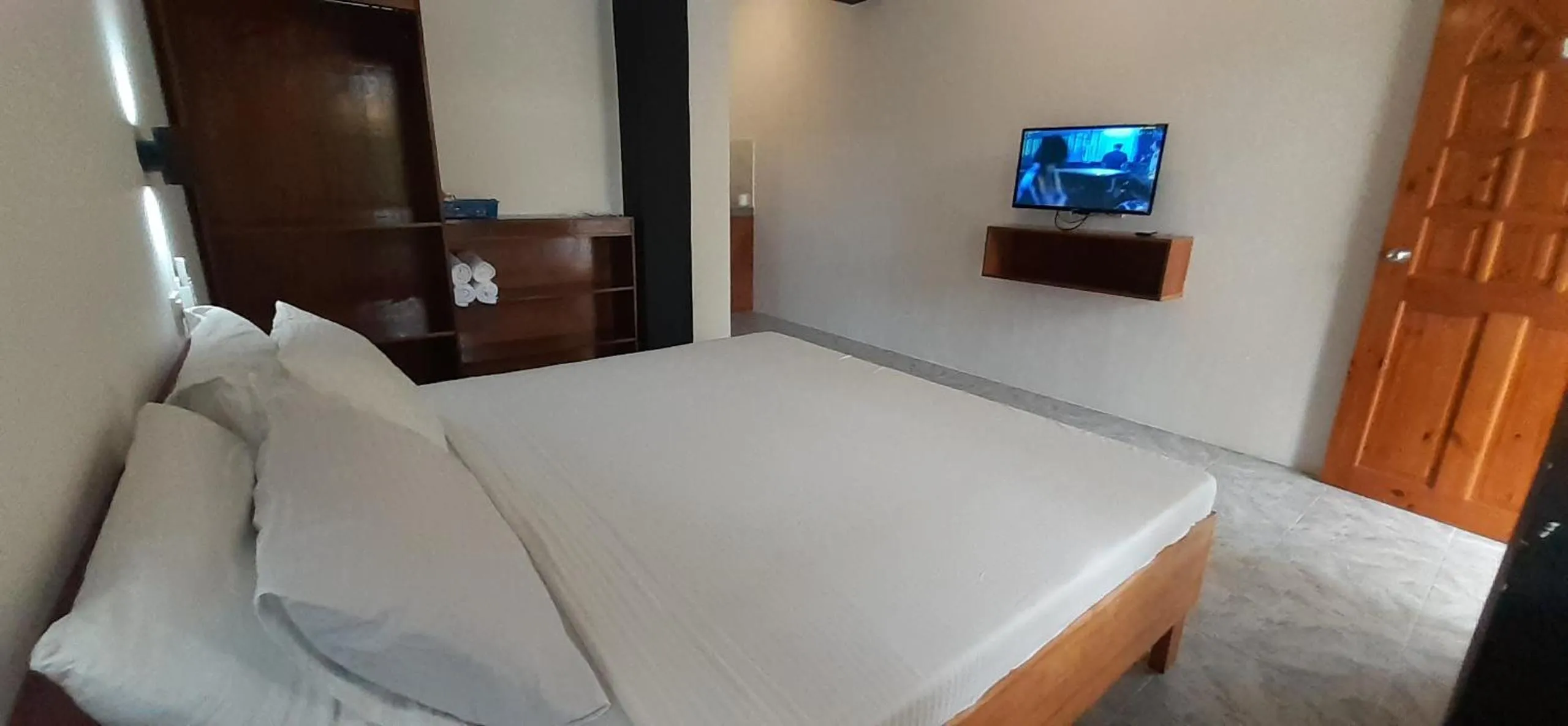 Communal lounge/ TV room, Bed in Jalyn's Resort Sabang