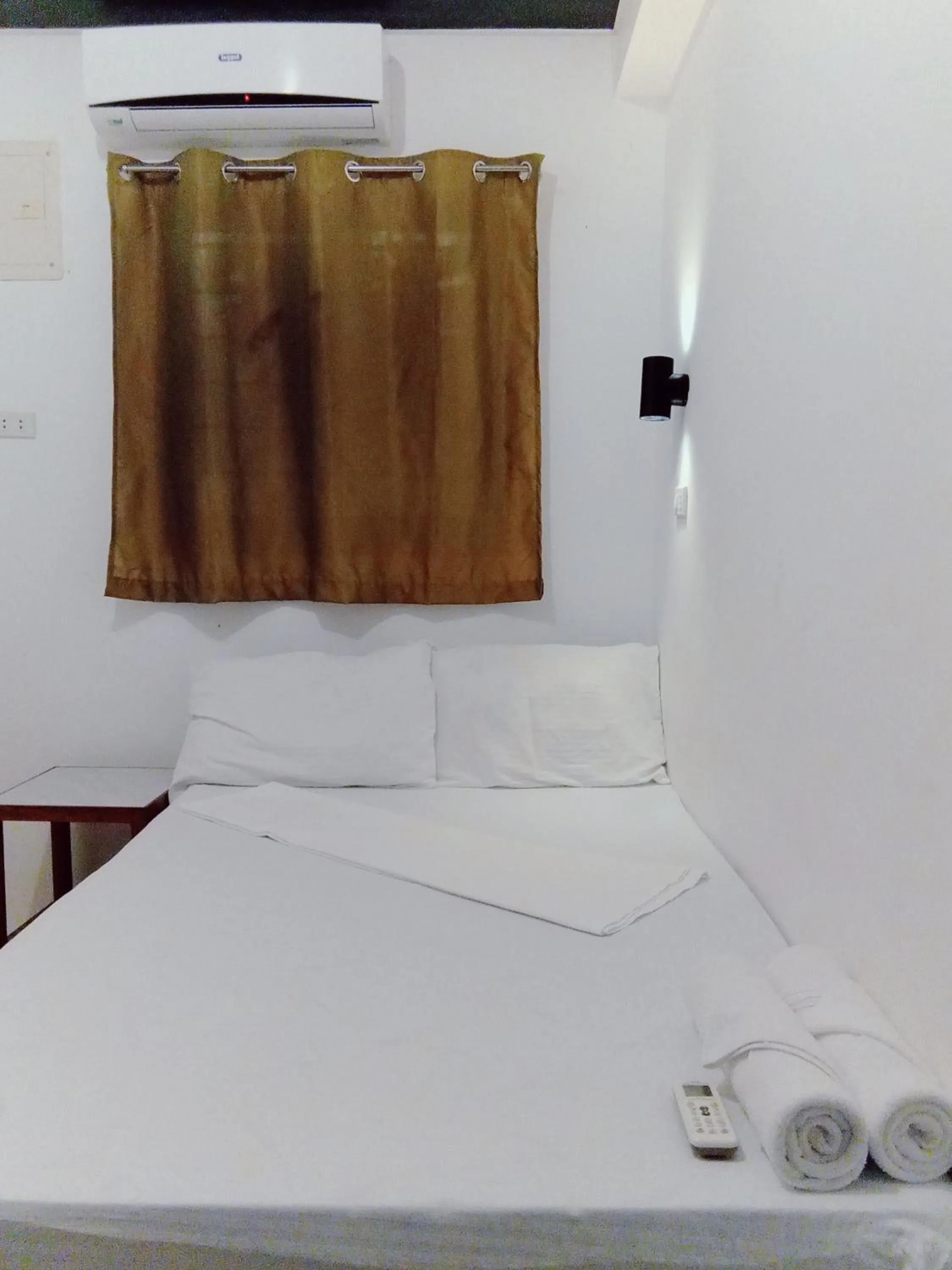 Bed in Jalyn's Resort Sabang