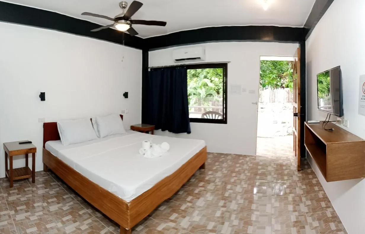 Photo of the whole room, Bed in Jalyn's Resort Sabang