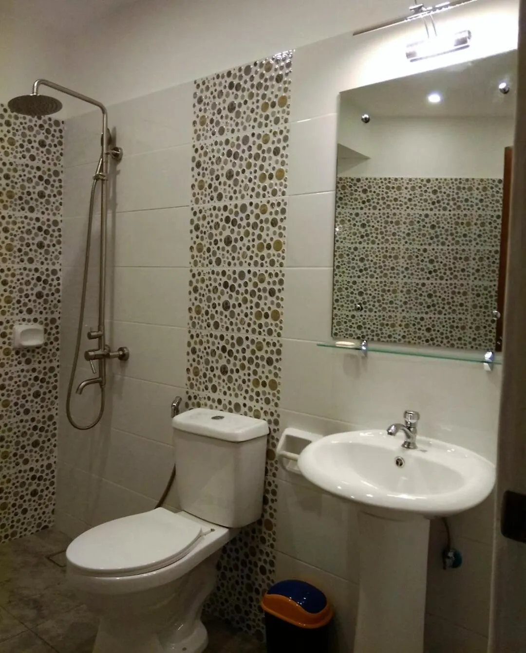 Shower in Jalyn's Resort Sabang