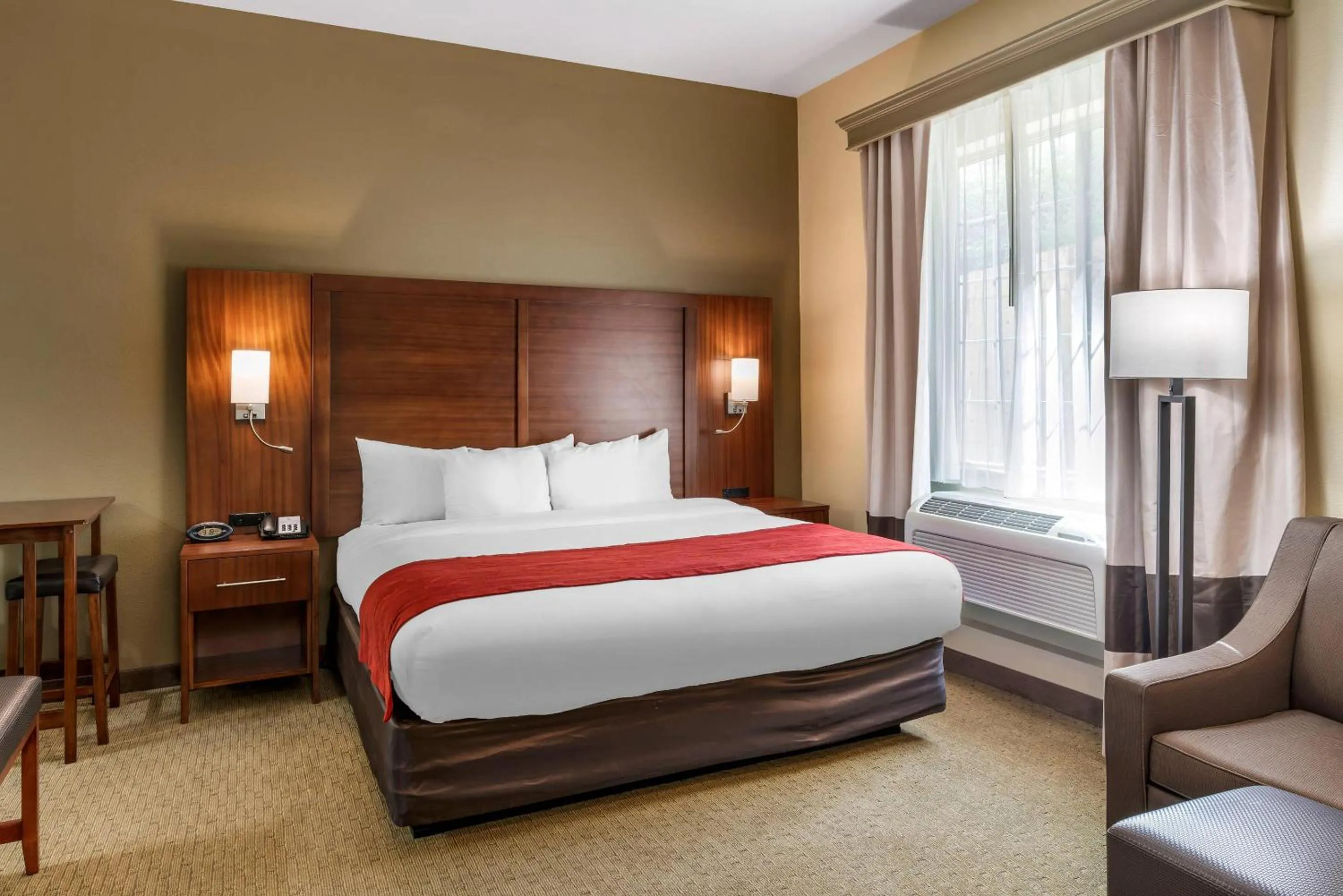 Bedroom, Bed in Comfort Suites Eugene University