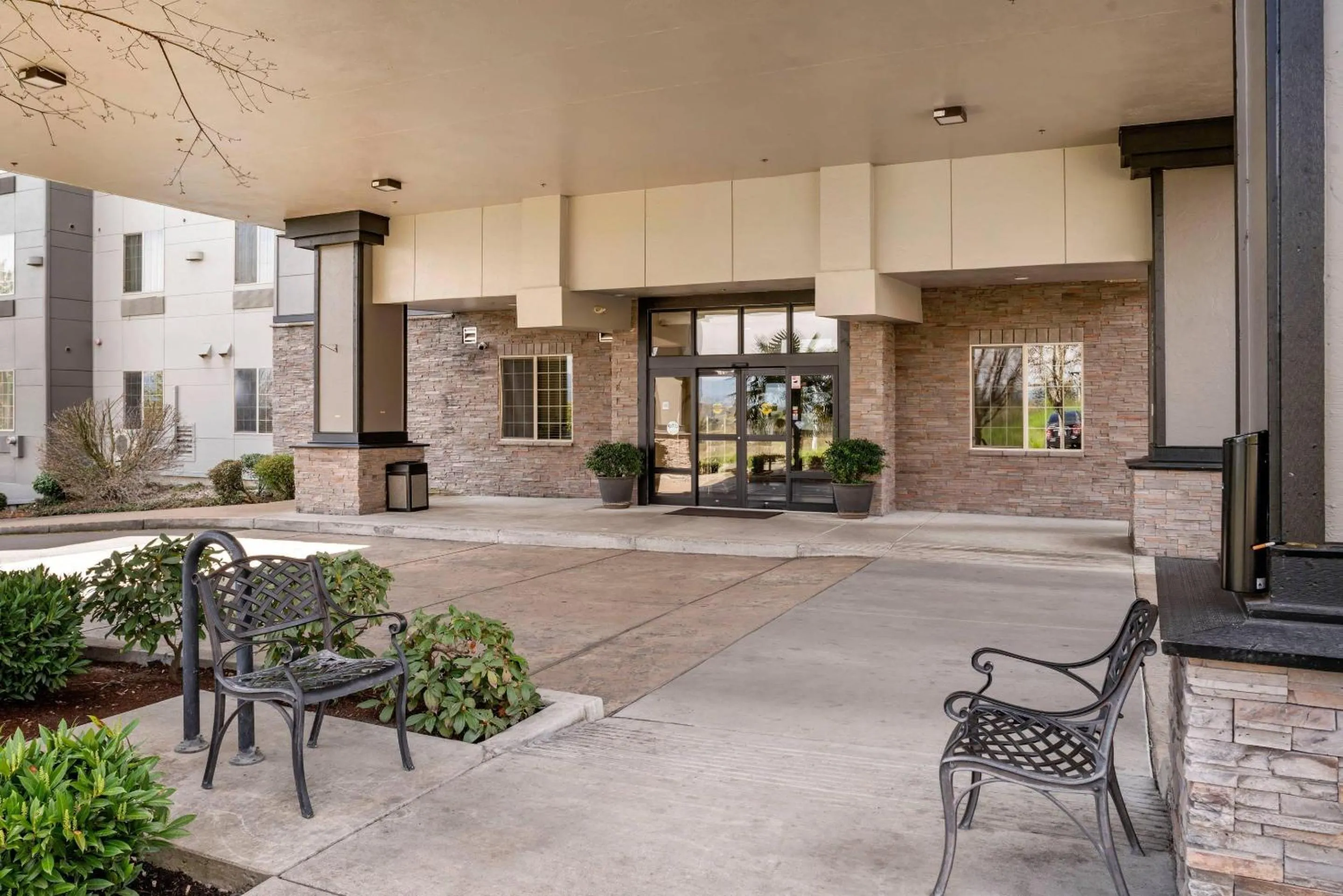 Property building in Comfort Suites Eugene University