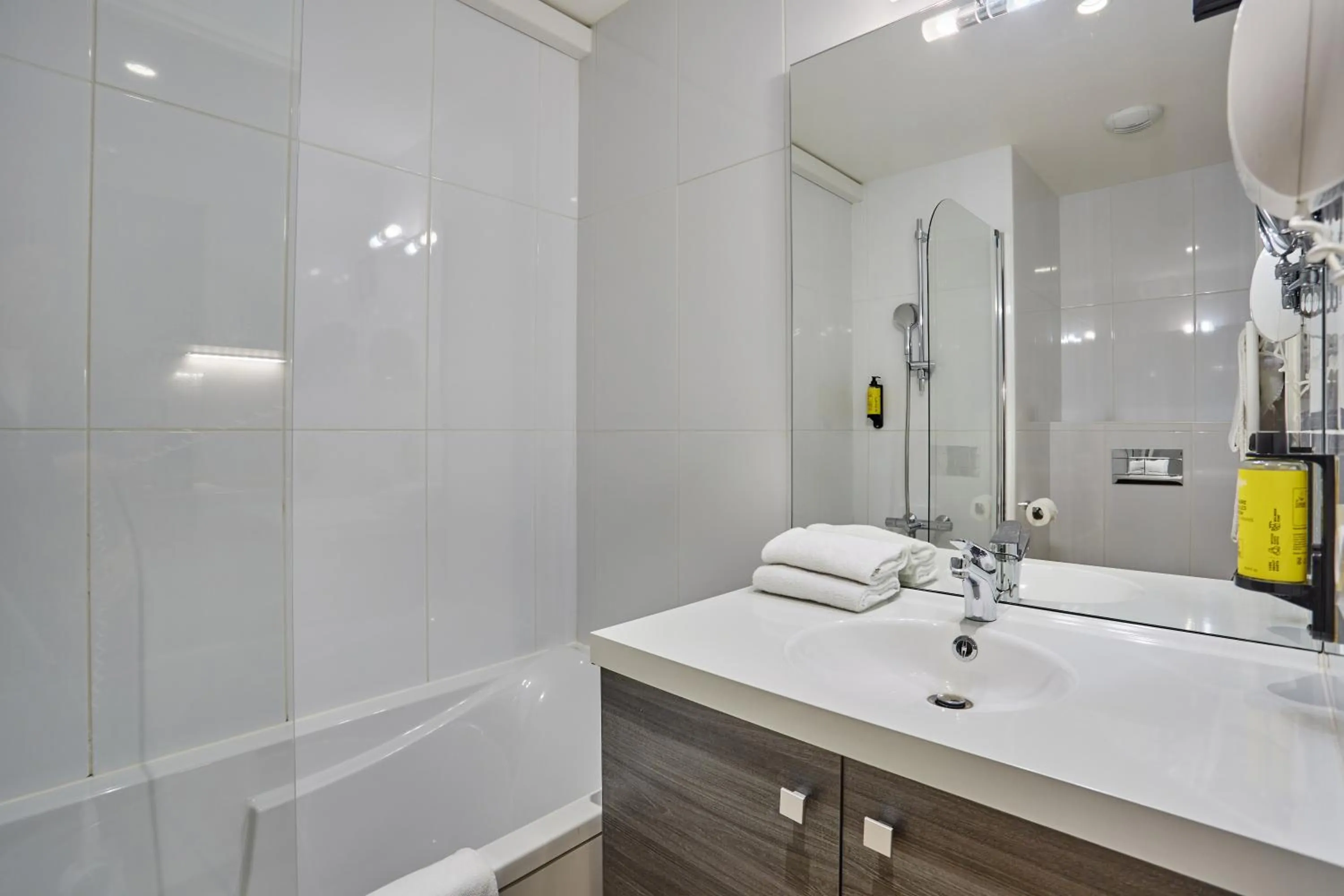 Bathroom in Appart Hotel Odalys City Paris Montmartre