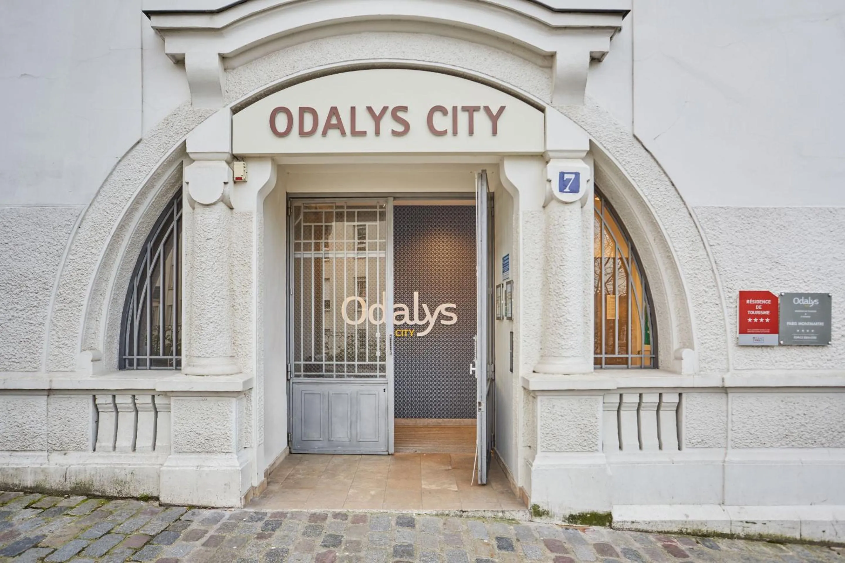 Facade/entrance in Appart Hotel Odalys City Paris Montmartre