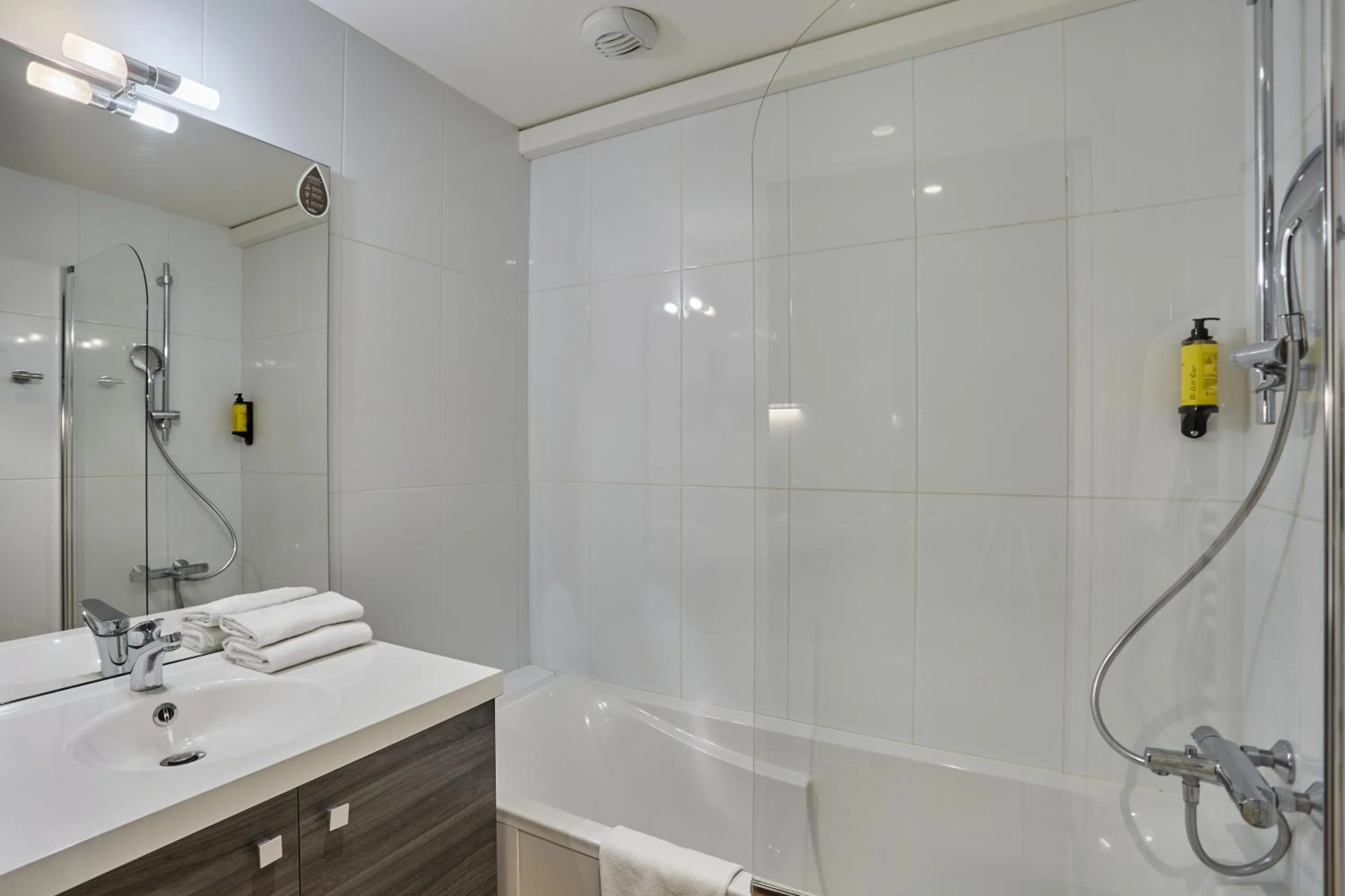 Bathroom in Appart Hotel Odalys City Paris Montmartre