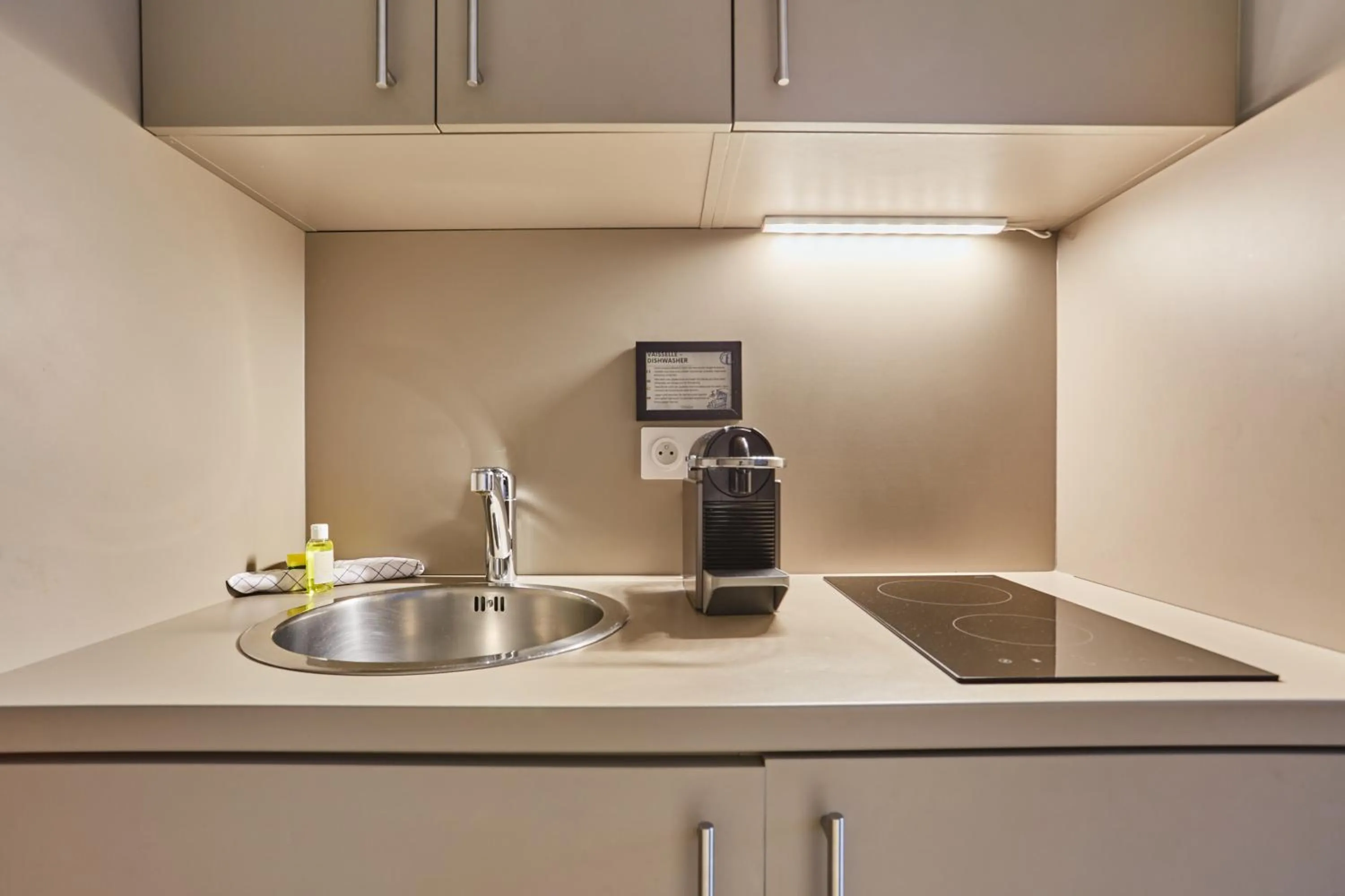 Kitchen or kitchenette in Appart Hotel Odalys City Paris Montmartre