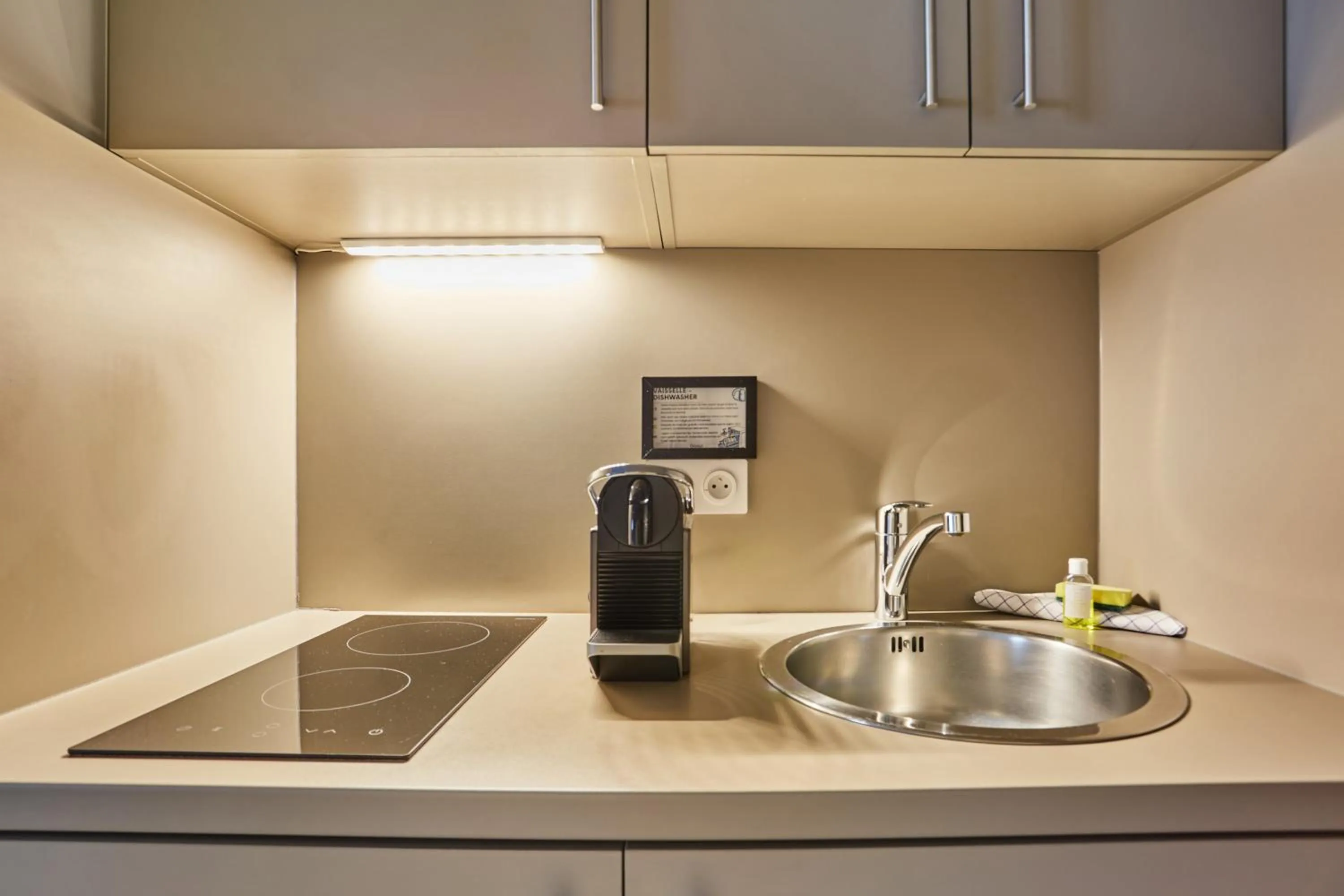 Kitchen or kitchenette in Appart Hotel Odalys City Paris Montmartre