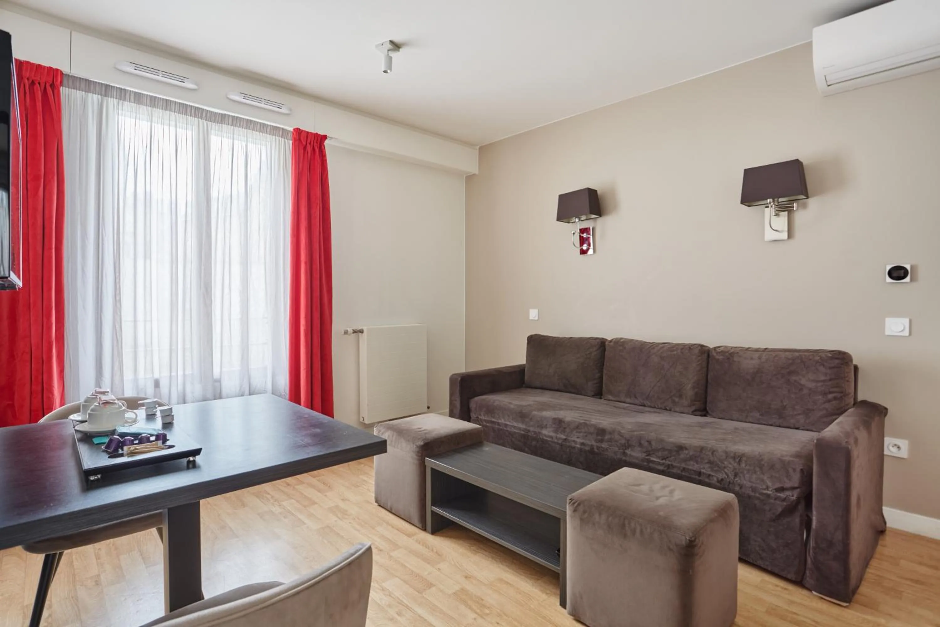 Seating area in Appart Hotel Odalys City Paris Montmartre