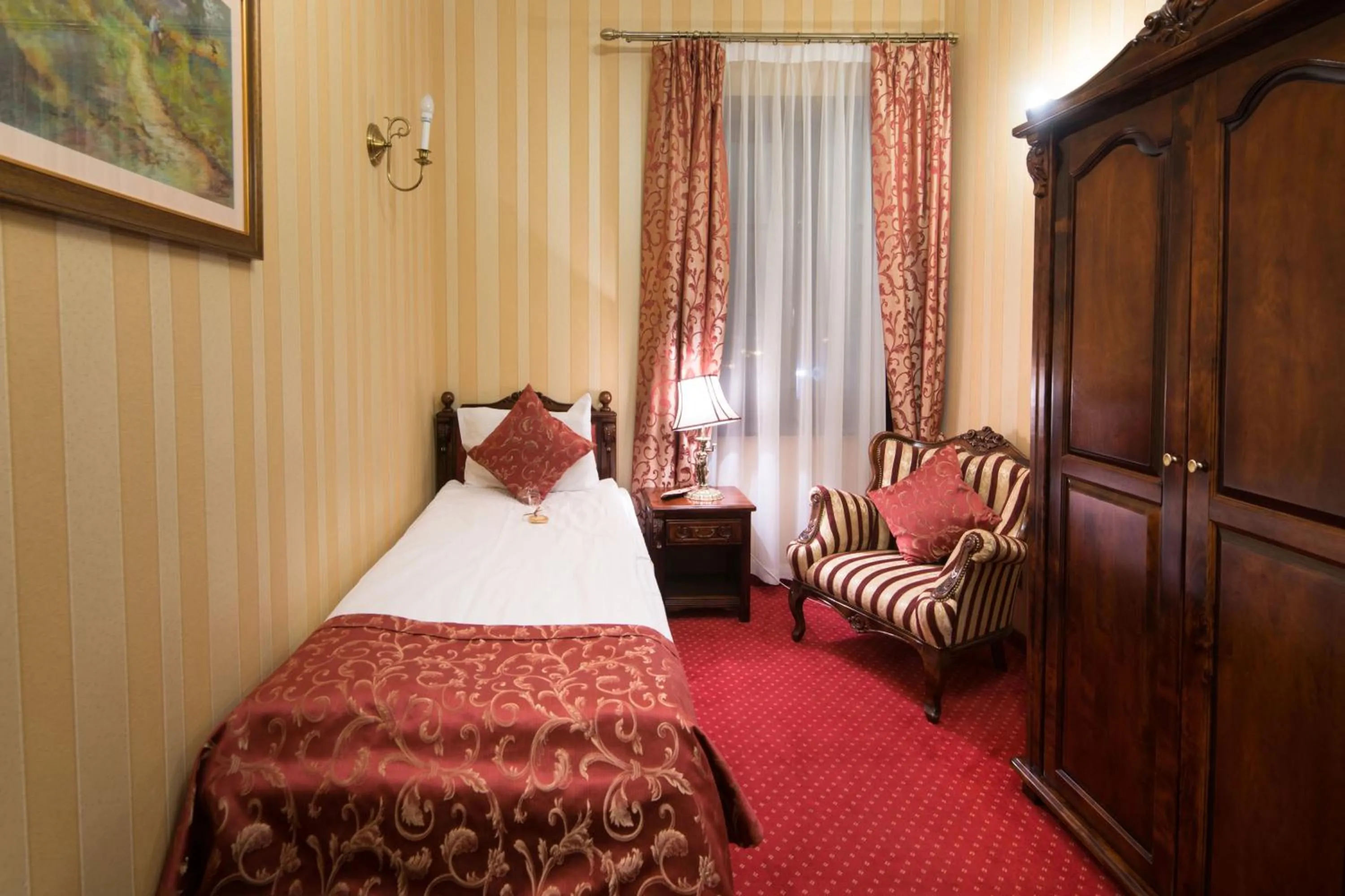 Photo of the whole room, Bed in Pałac Bursztynowy