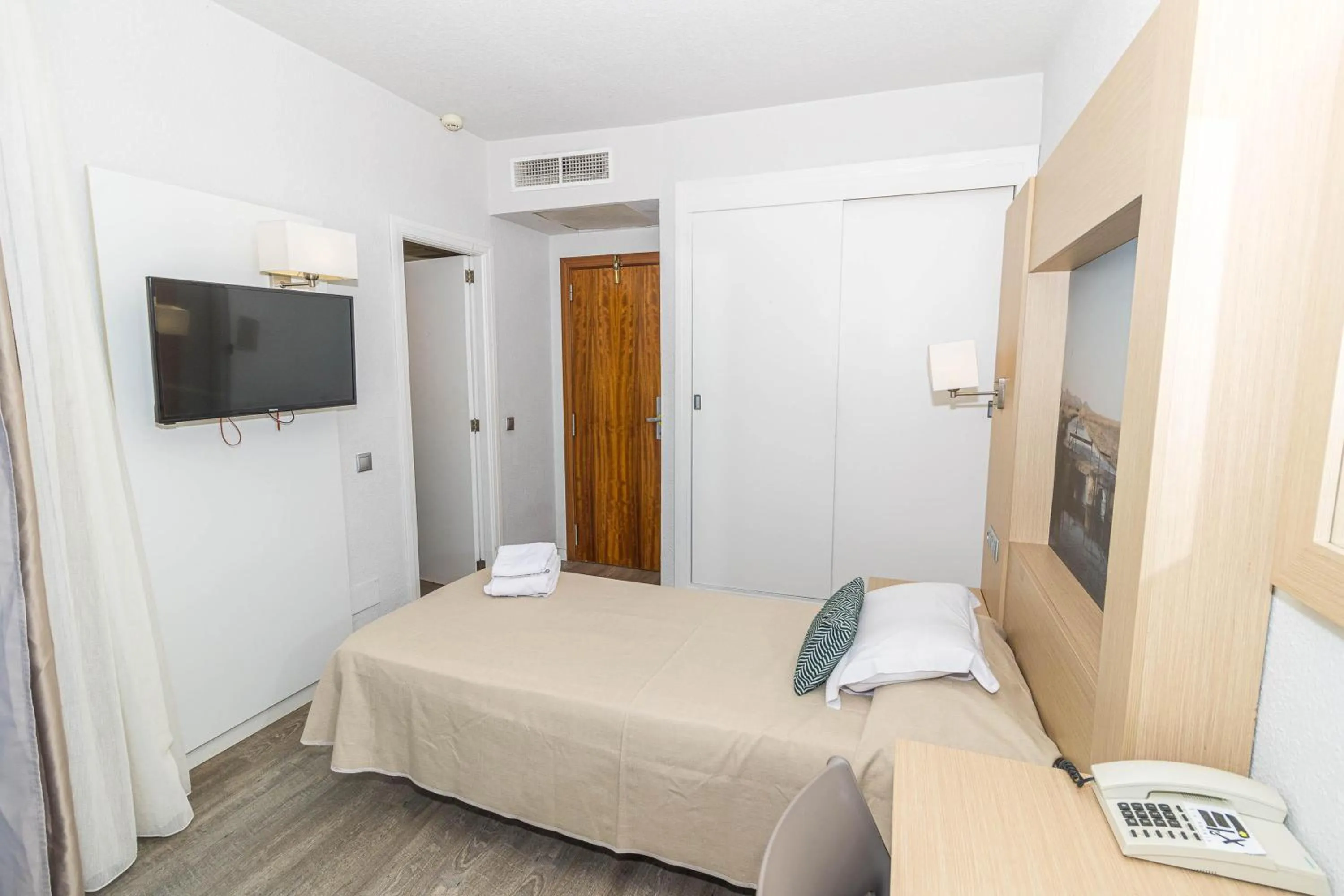 Photo of the whole room, Bed in Eix Lagotel Holiday Resort