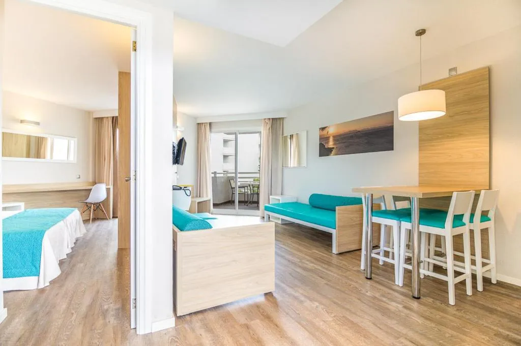 Property building, Bed in Eix Lagotel Holiday Resort