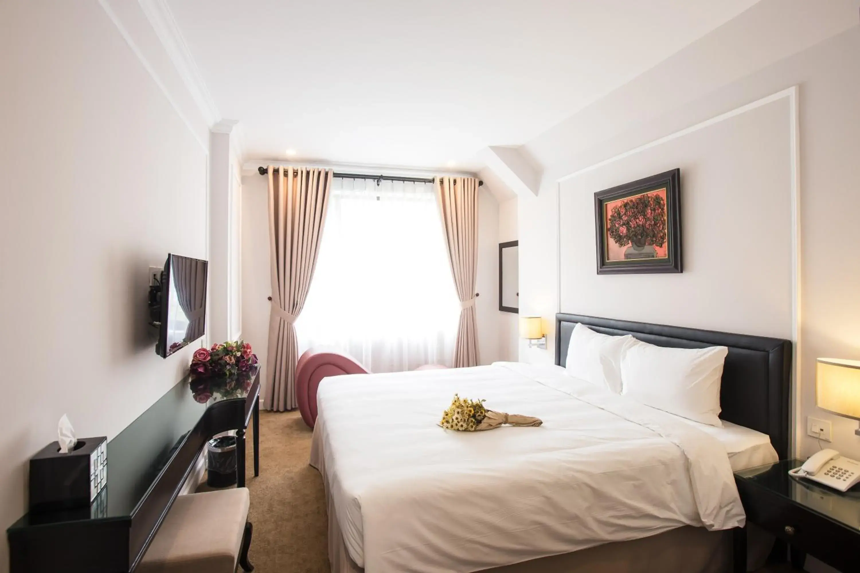 TV and multimedia, Bed in Dinh Elegant Hanoi Hotel TV and multimedia, Bed in Dinh Elegant Hanoi Hotel