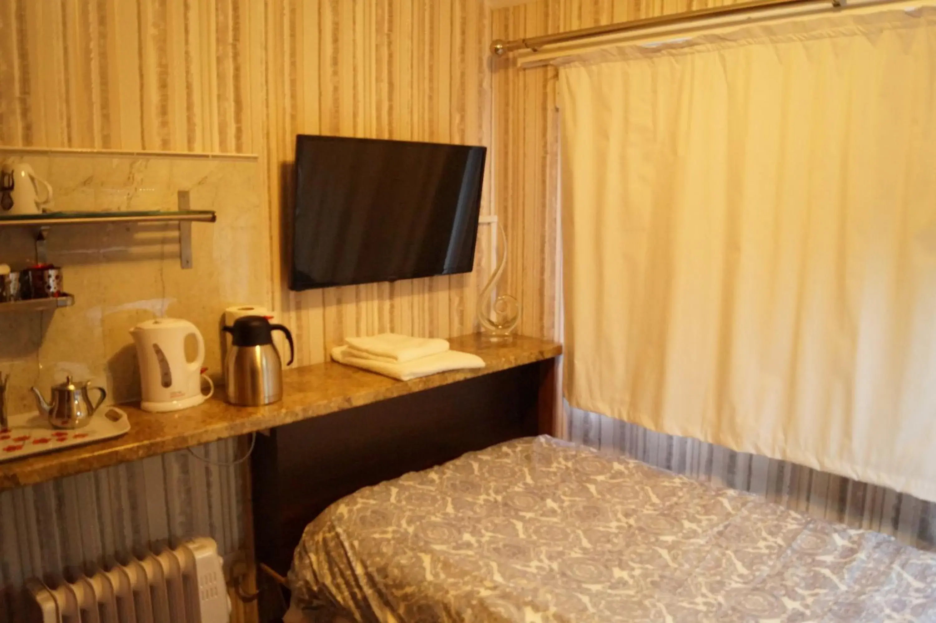 Single Room with Shared Bathroom - single occupancy in Marie's Bed and Breakfast Single Room with Shared Bathroom - single occupancy in Marie's Bed and Breakfast