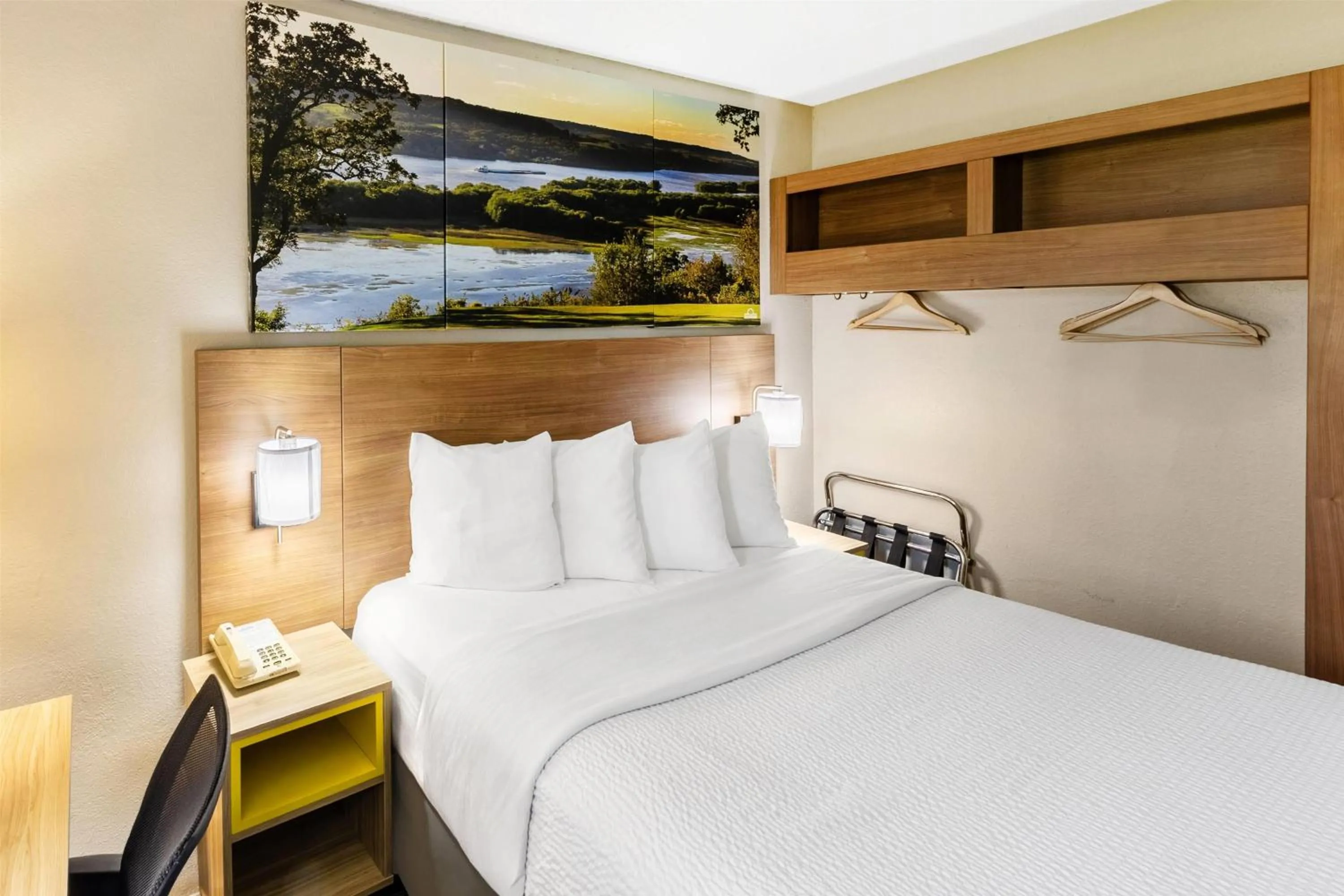 Photo of the whole room, Bed in Days Inn by Wyndham Winona