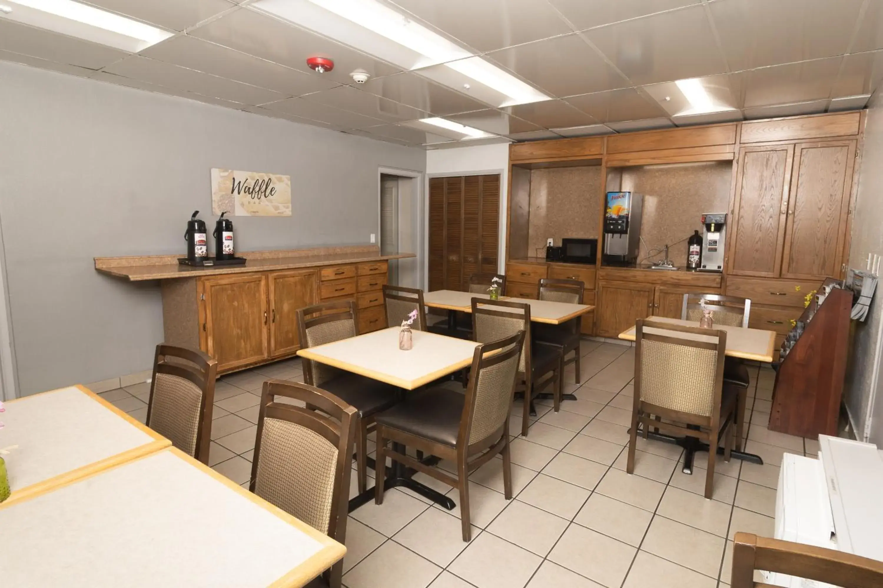 Breakfast in FairBridge Inn & Suites - Lewiston Breakfast in FairBridge Inn & Suites - Lewiston