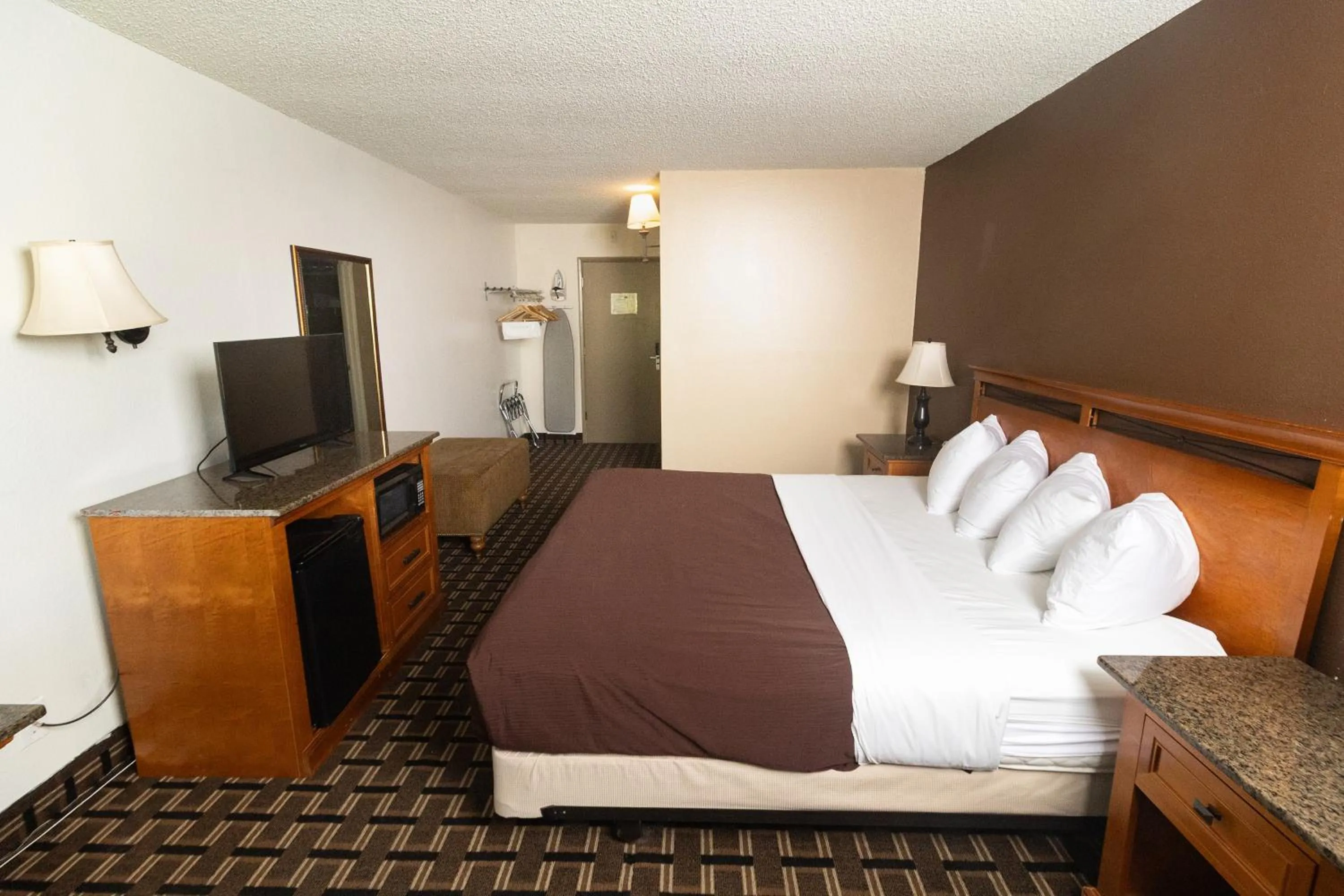 Bed in FairBridge Inn & Suites - Lewiston