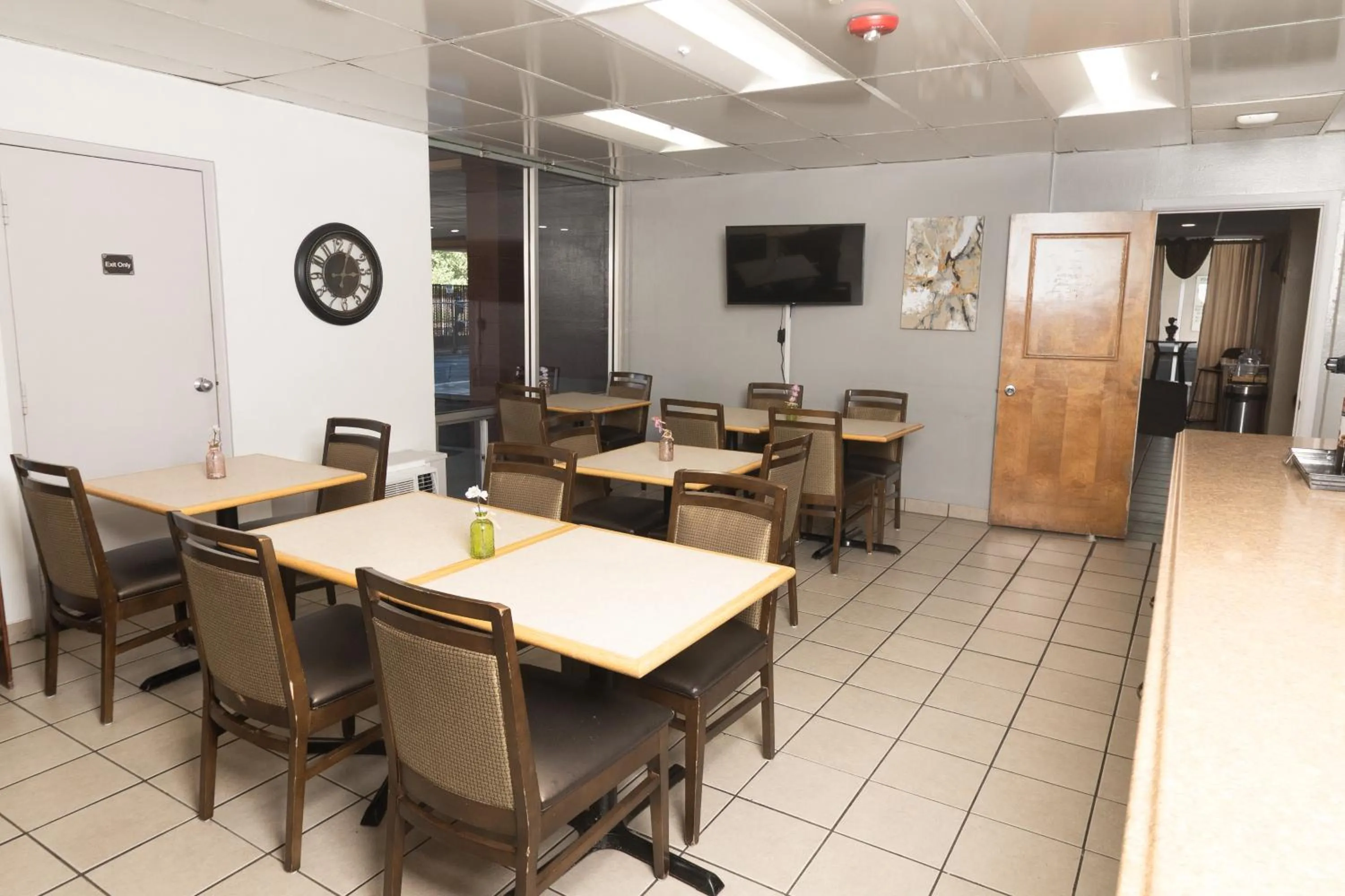 Breakfast in FairBridge Inn & Suites - Lewiston