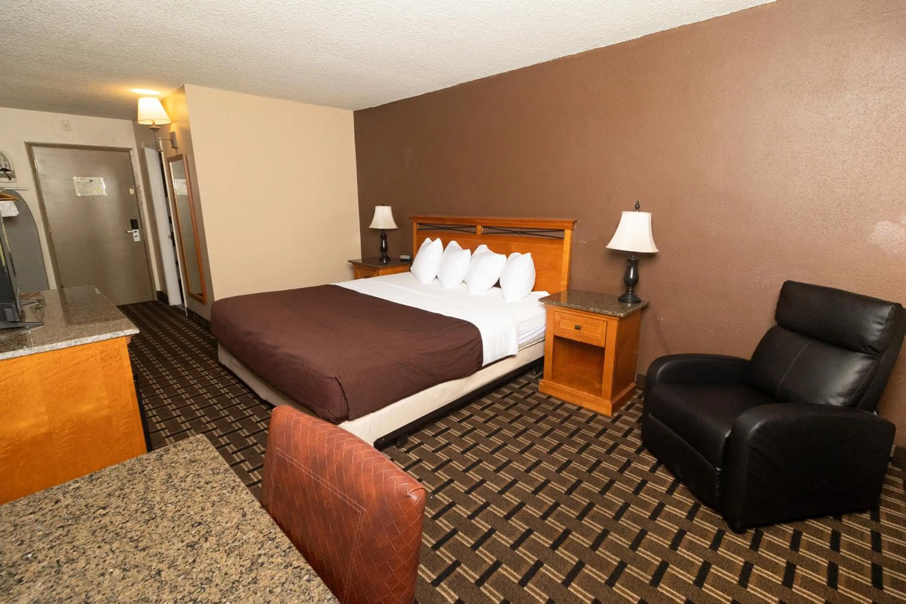 Bed in FairBridge Inn & Suites - Lewiston