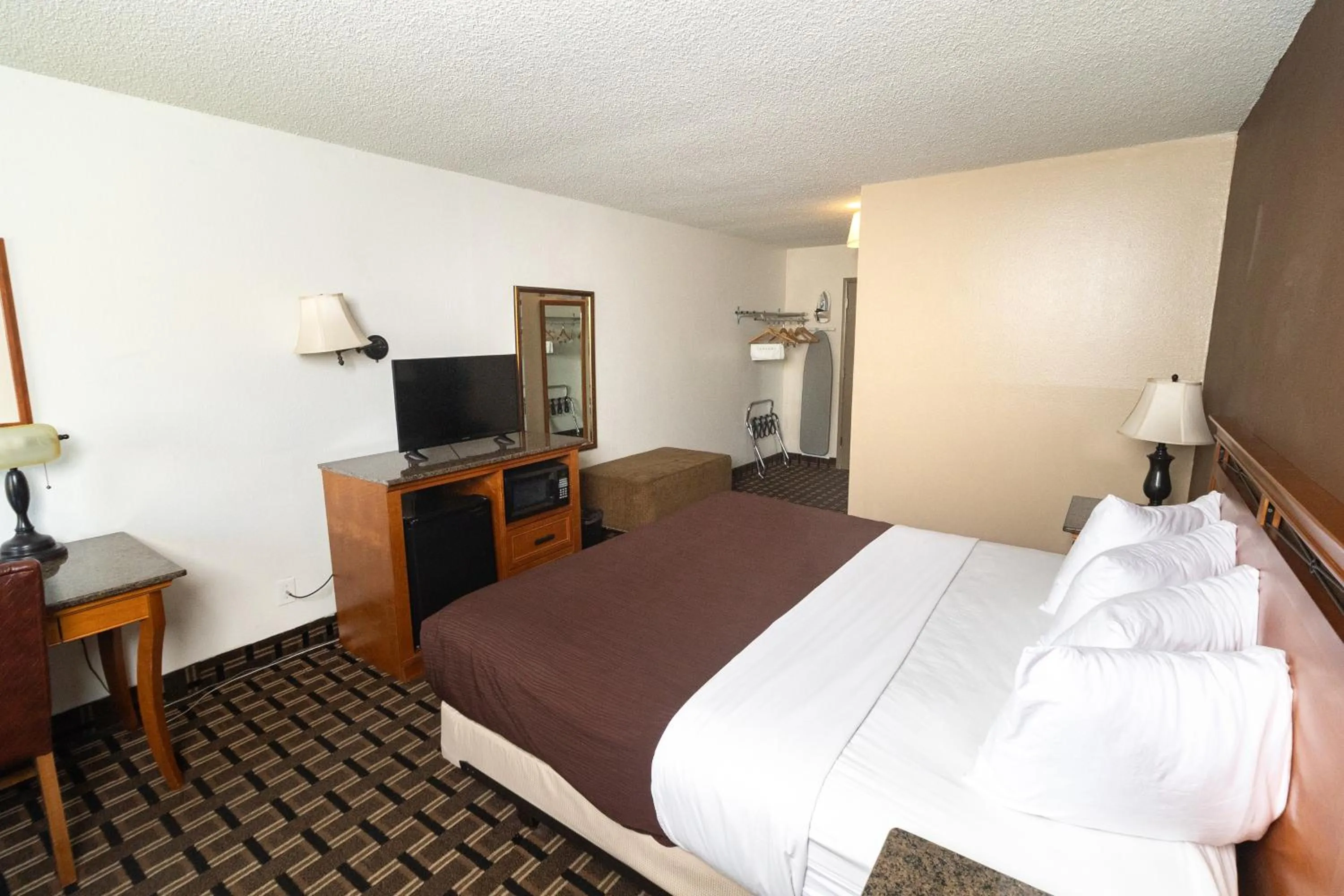 Bed in FairBridge Inn & Suites - Lewiston