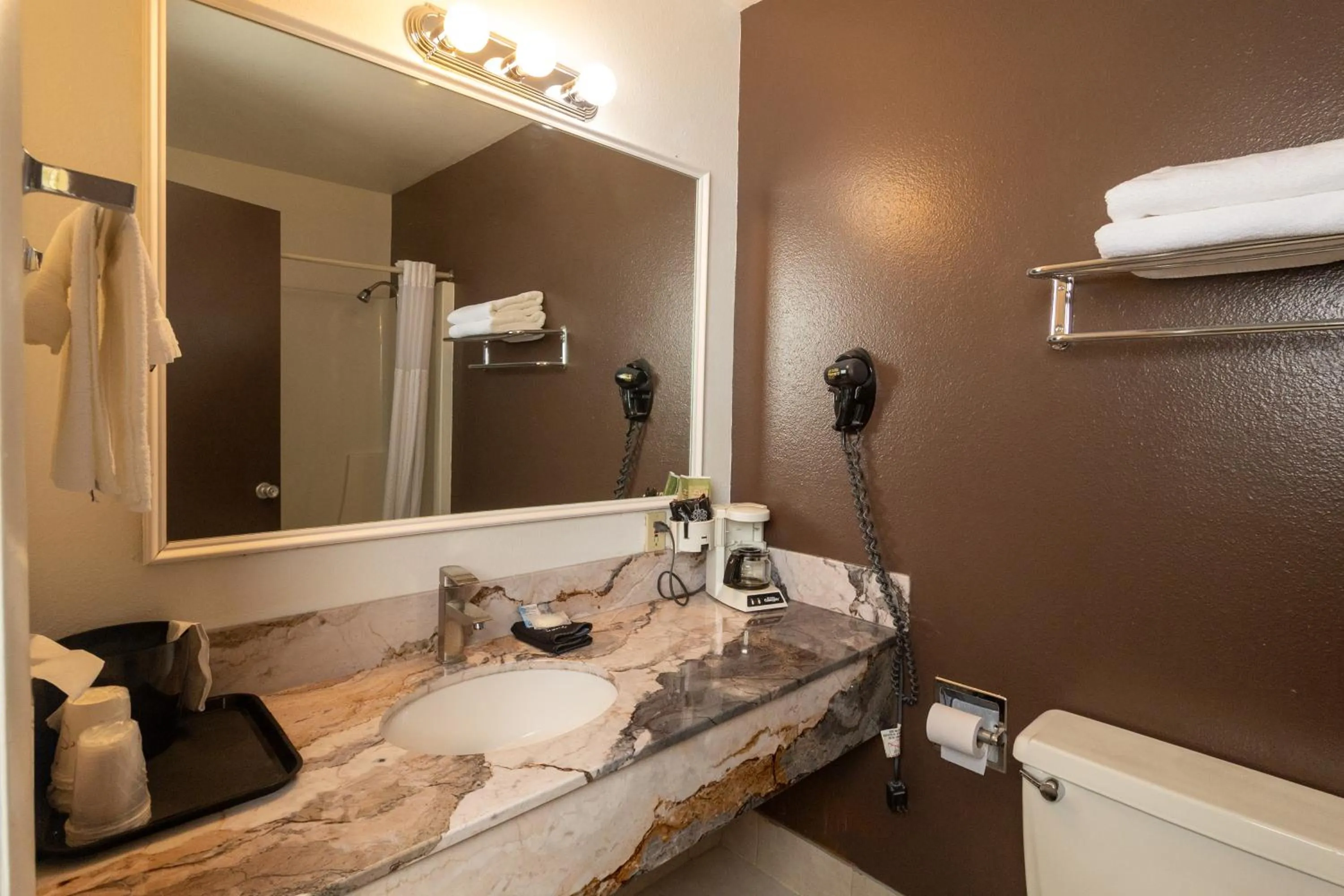 Bed in FairBridge Inn & Suites - Lewiston