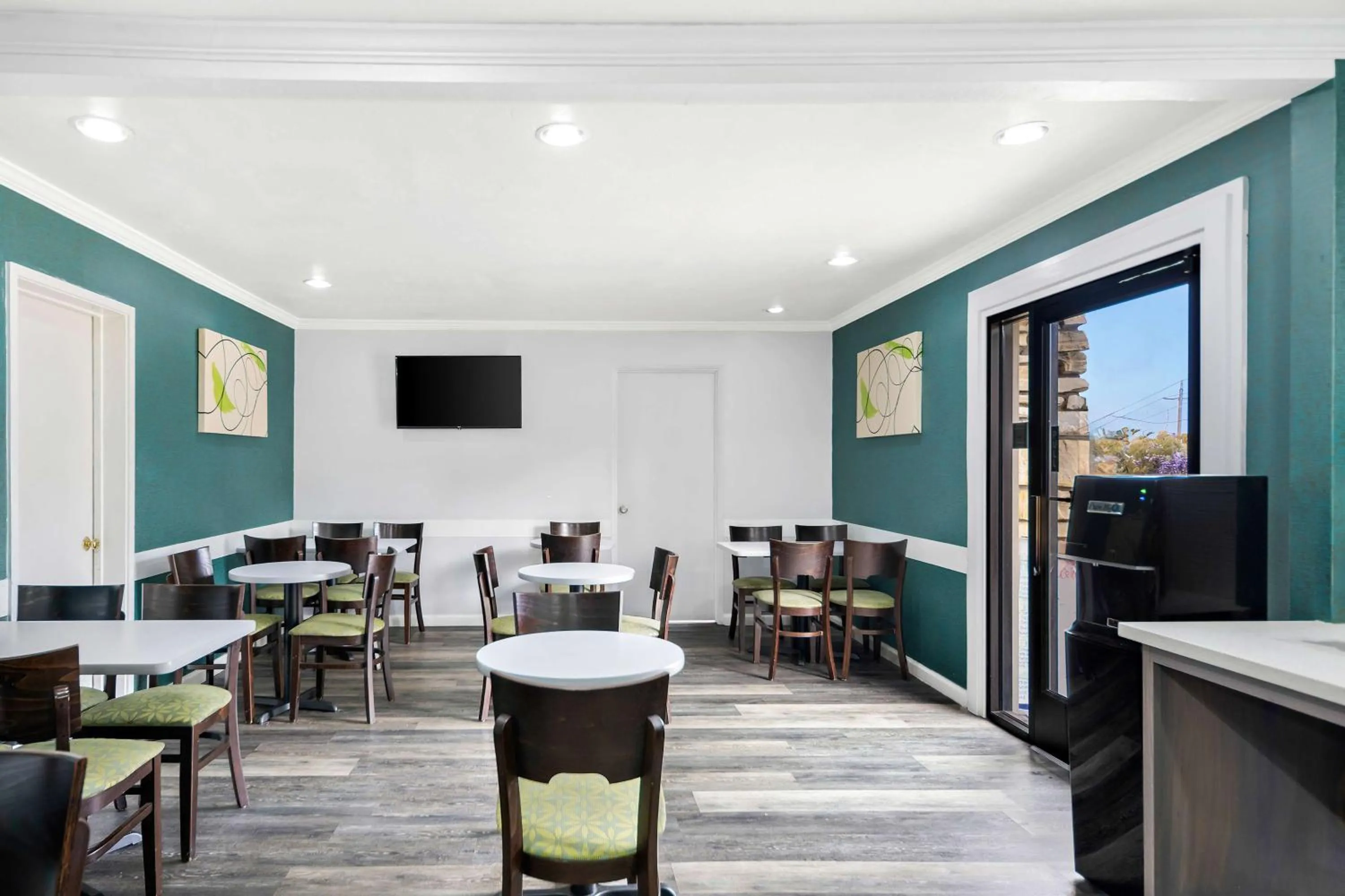 Breakfast in Best Western Park Crest Inn