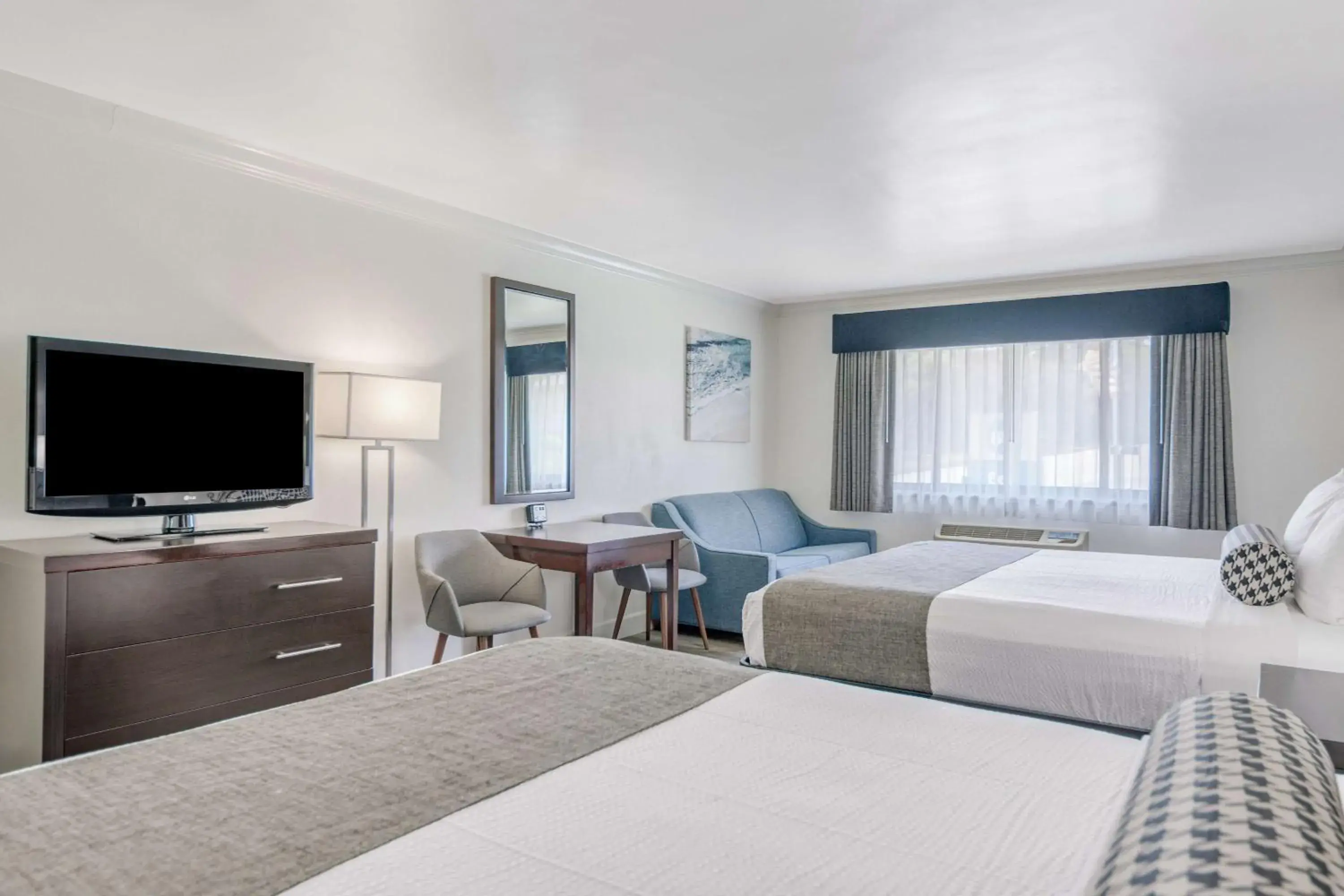 Corner King Room with Two King Beds - Non-Smoking in Best Western Park Crest Inn Corner King Room with Two King Beds - Non-Smoking in Best Western Park Crest Inn