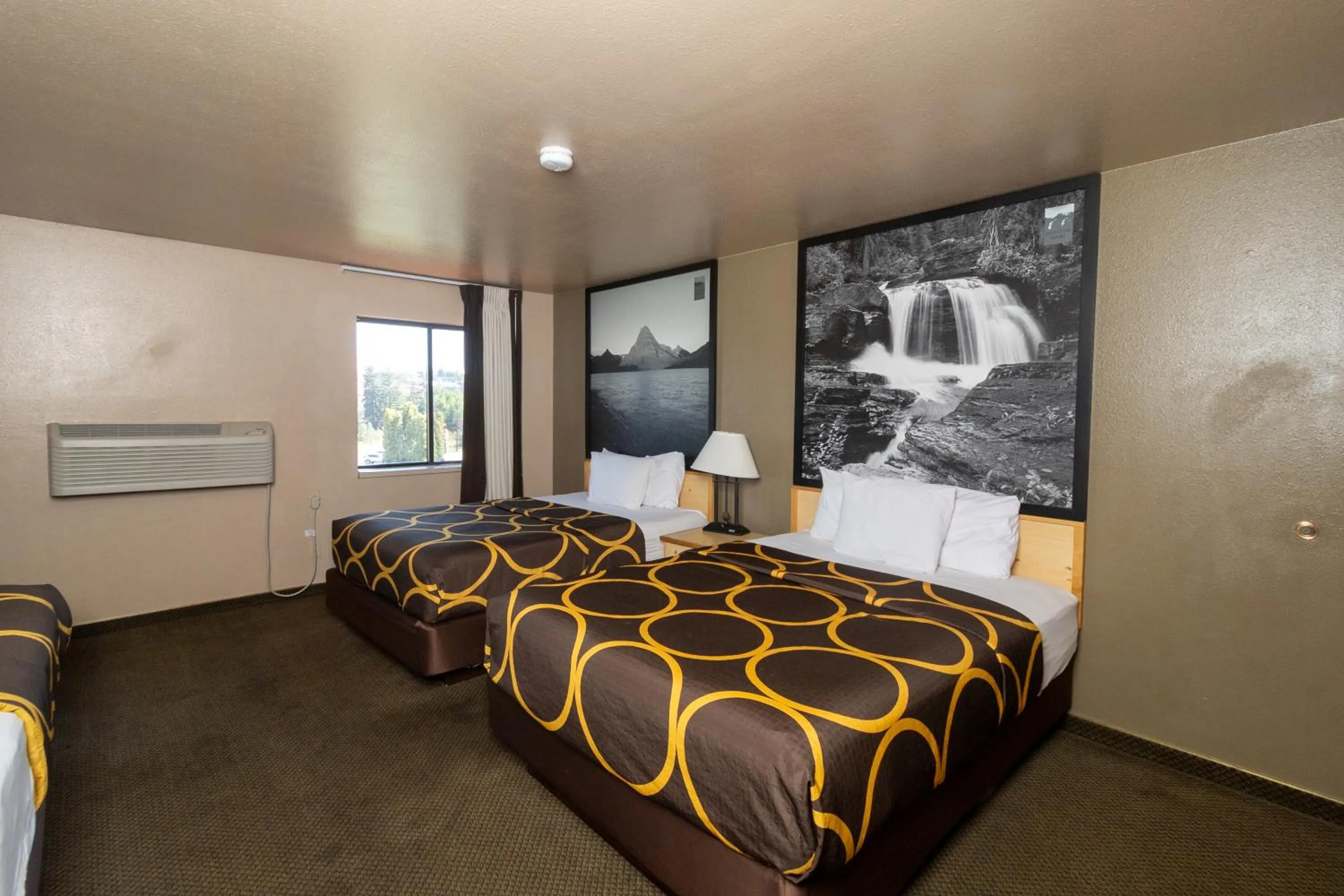 Bed in FairBridge Inn & Suites Moscow - Pullman