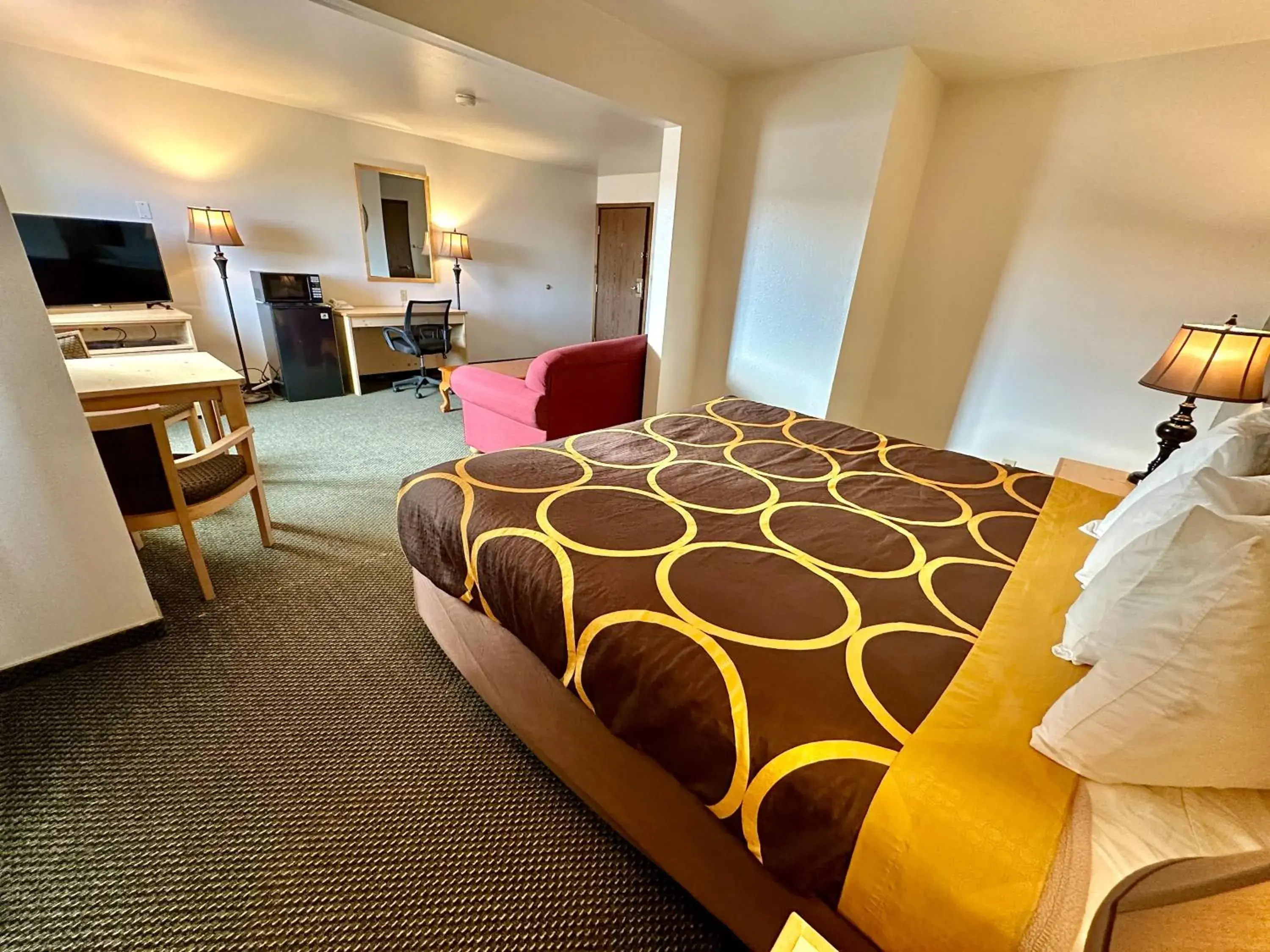 Photo of the whole room, Bed in FairBridge Inn & Suites Moscow - Pullman Photo of the whole room, Bed in FairBridge Inn & Suites Moscow - Pullman