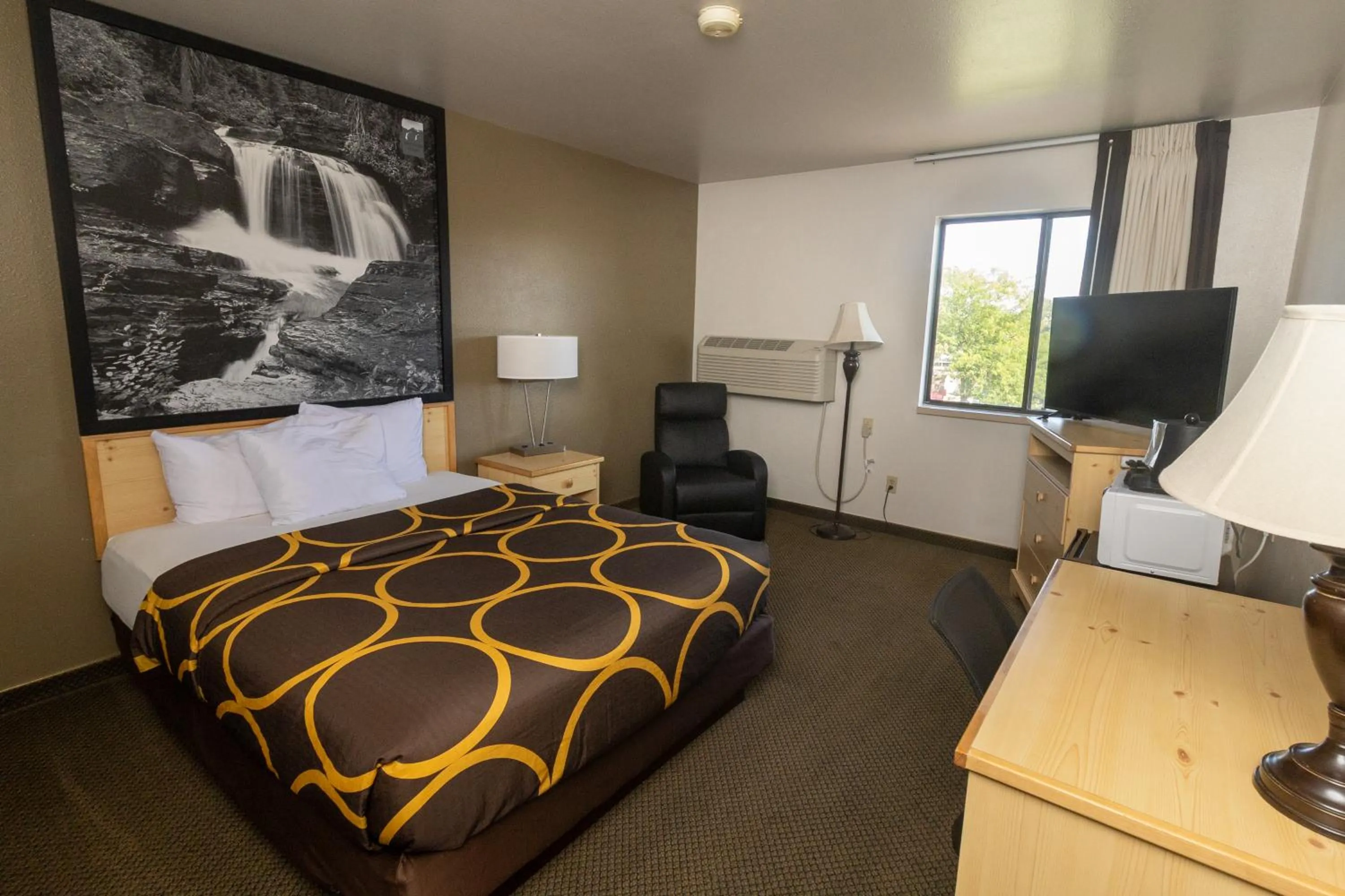 Bed in FairBridge Inn & Suites Moscow - Pullman