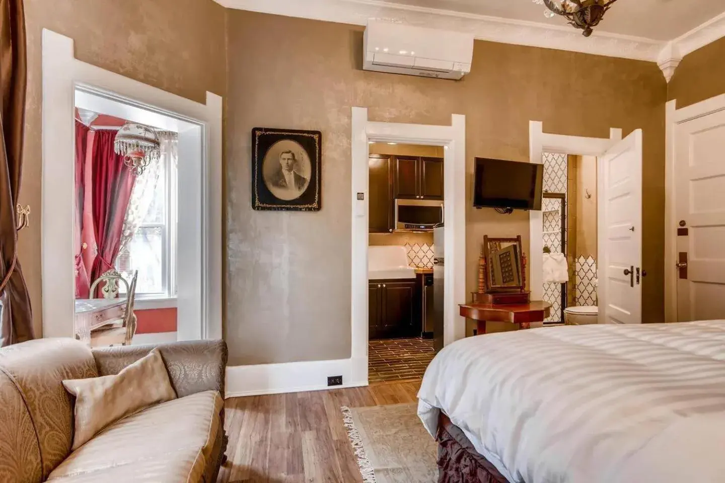 Bed in The Holiday Chalet Victorian Bed in The Holiday Chalet Victorian