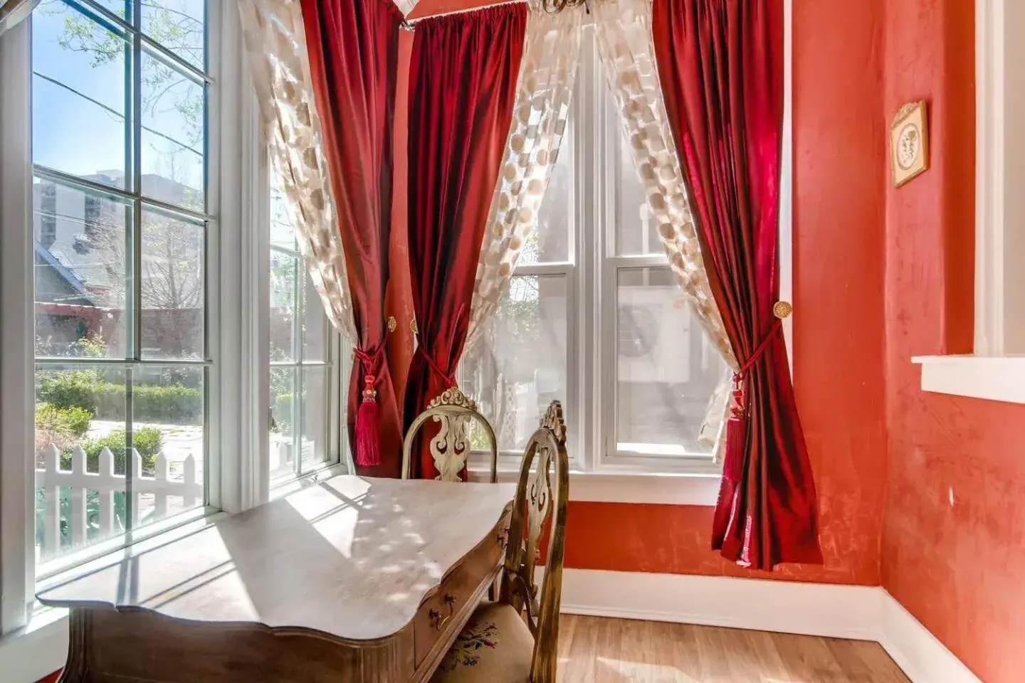 Seating area, Bed in The Holiday Chalet Victorian Seating area, Bed in The Holiday Chalet Victorian