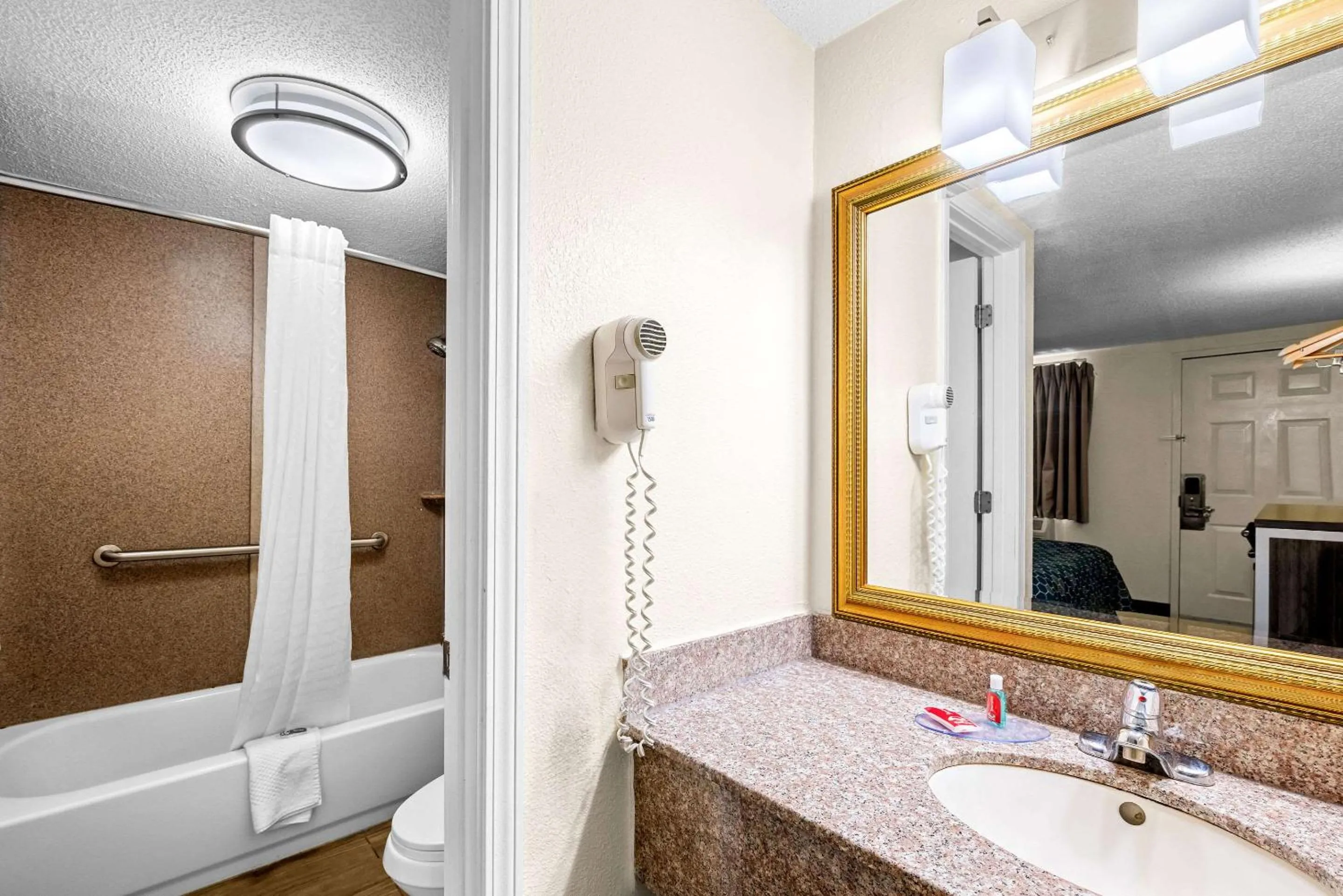 Bedroom in Econo Lodge Kingsport East