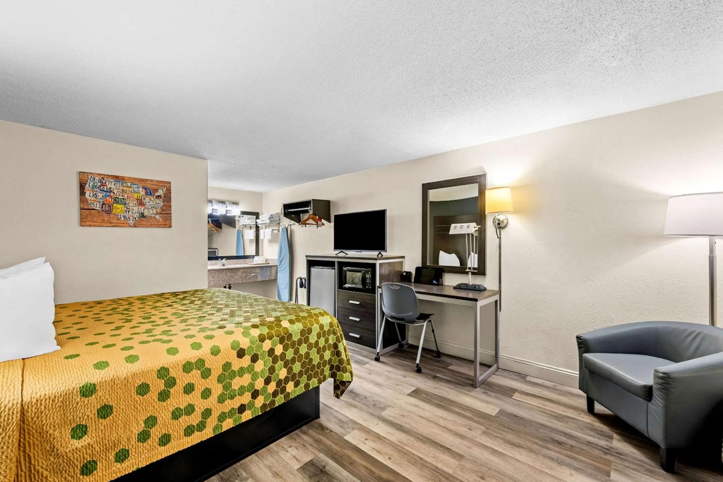 Bedroom, Bed in Econo Lodge Kingsport East