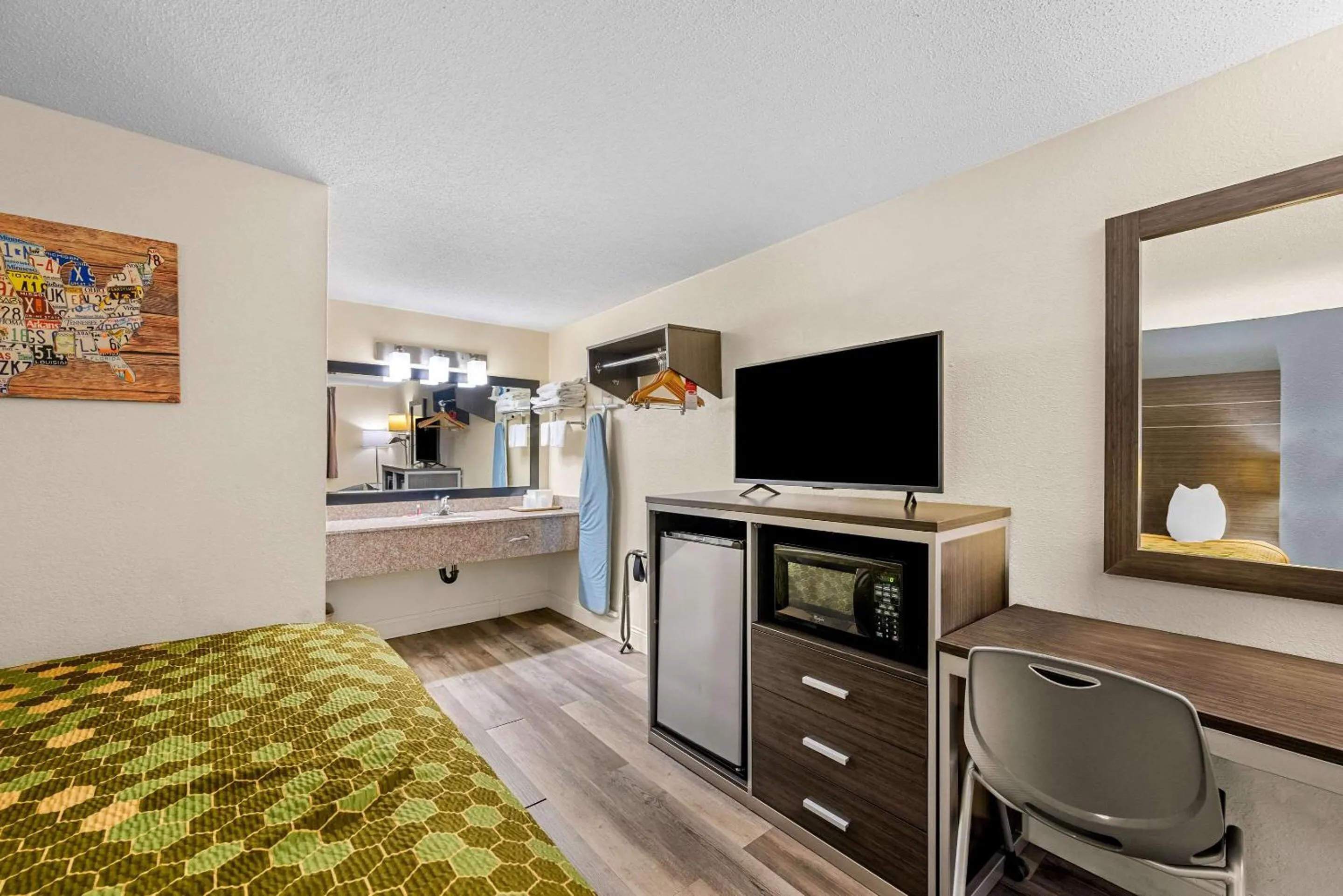 Bedroom, Bed in Econo Lodge Kingsport East