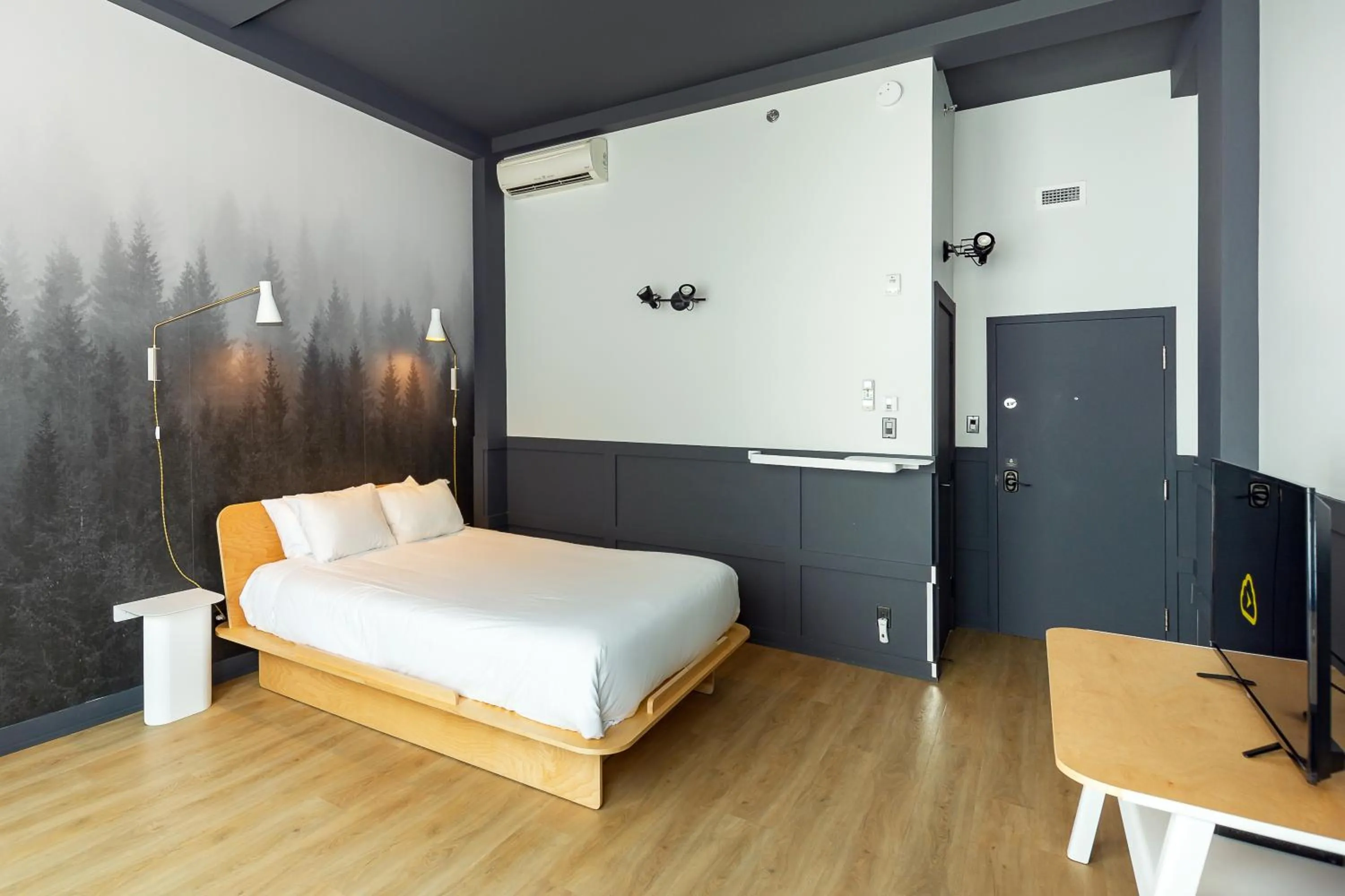 Photo of the whole room, Bed in Hôtel du Jardin - Par Les Lofts Vieux-Québec