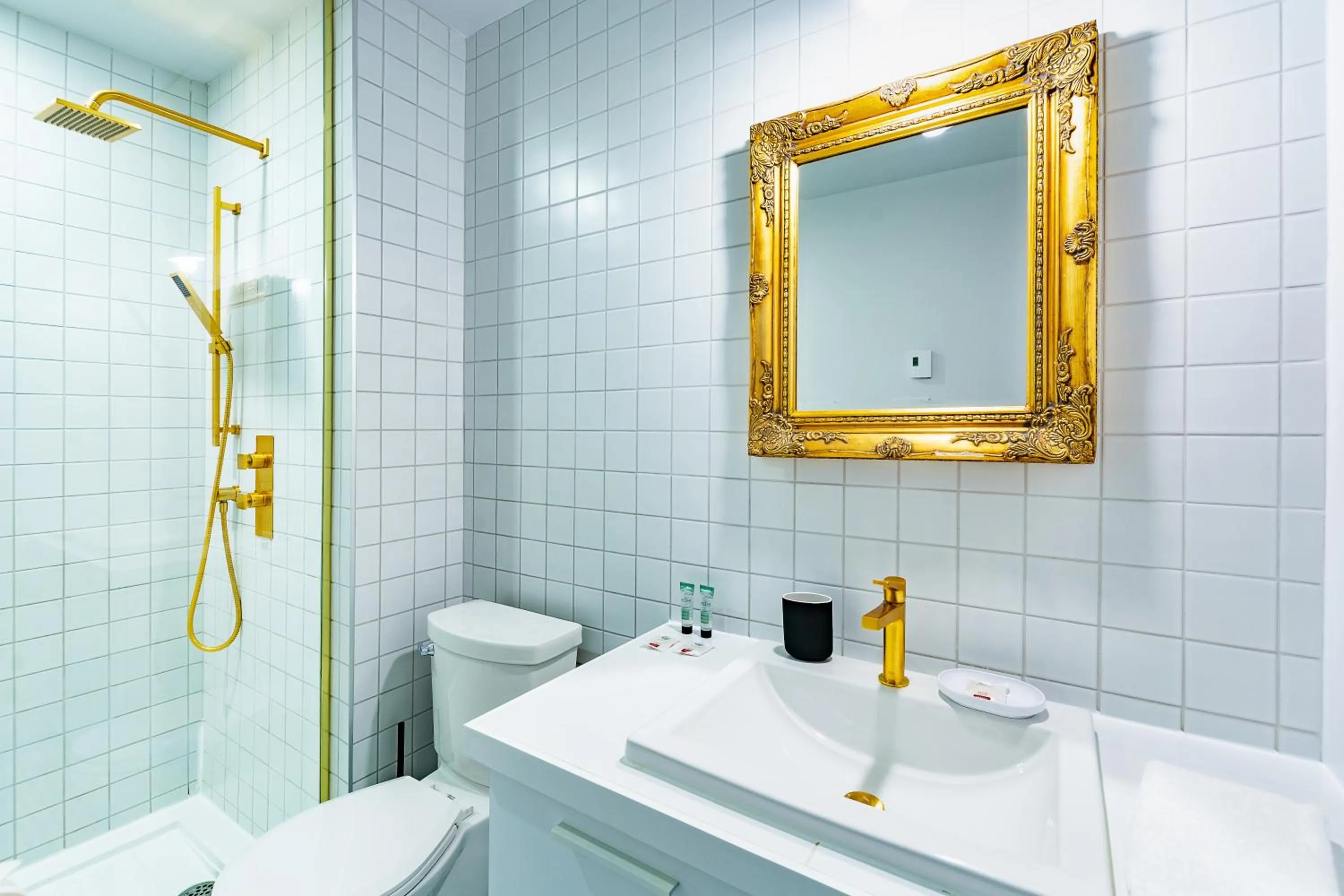 Shower in Hôtel du Jardin - Par Les Lofts Vieux-Québec