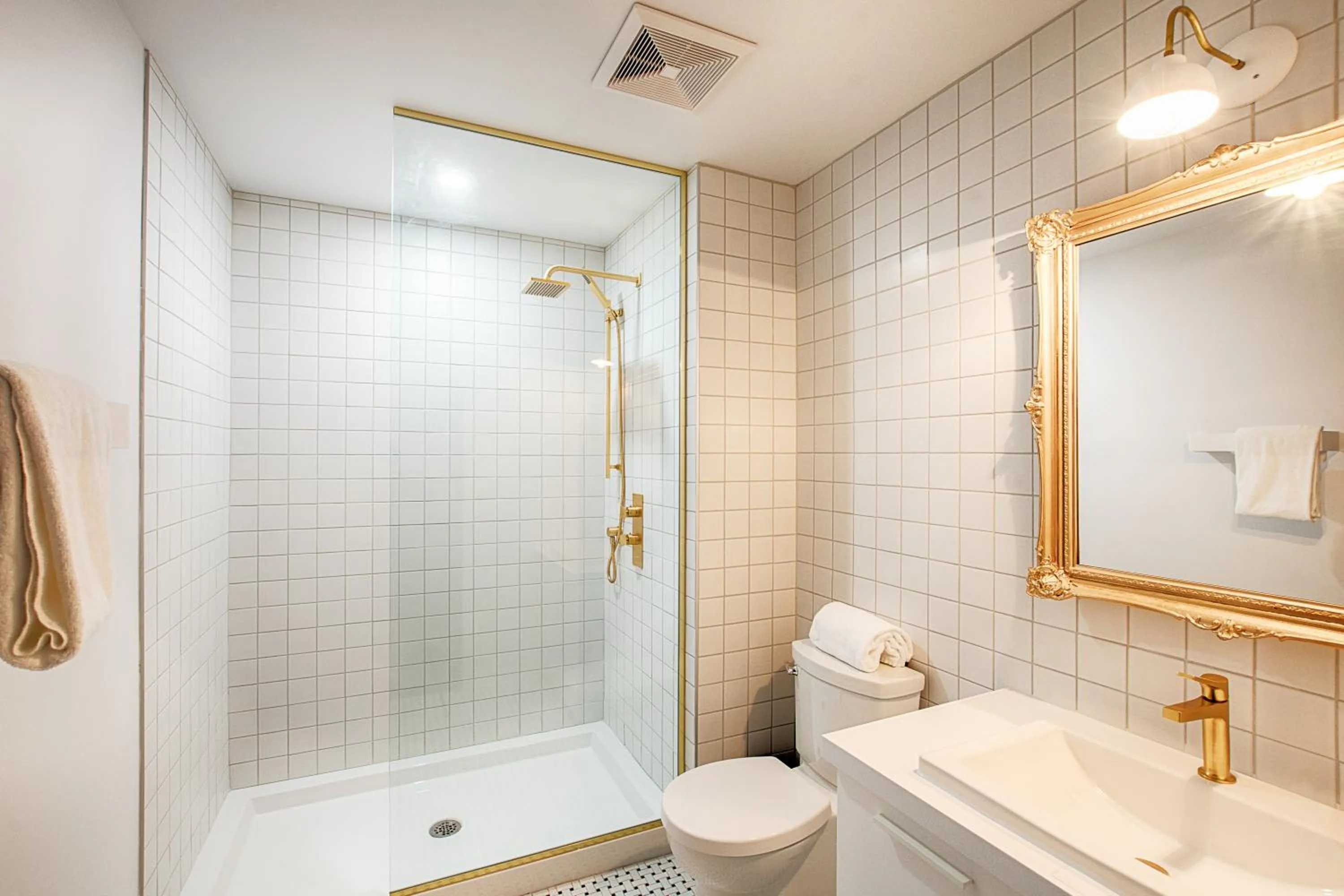 Shower in Hôtel du Jardin - Par Les Lofts Vieux-Québec