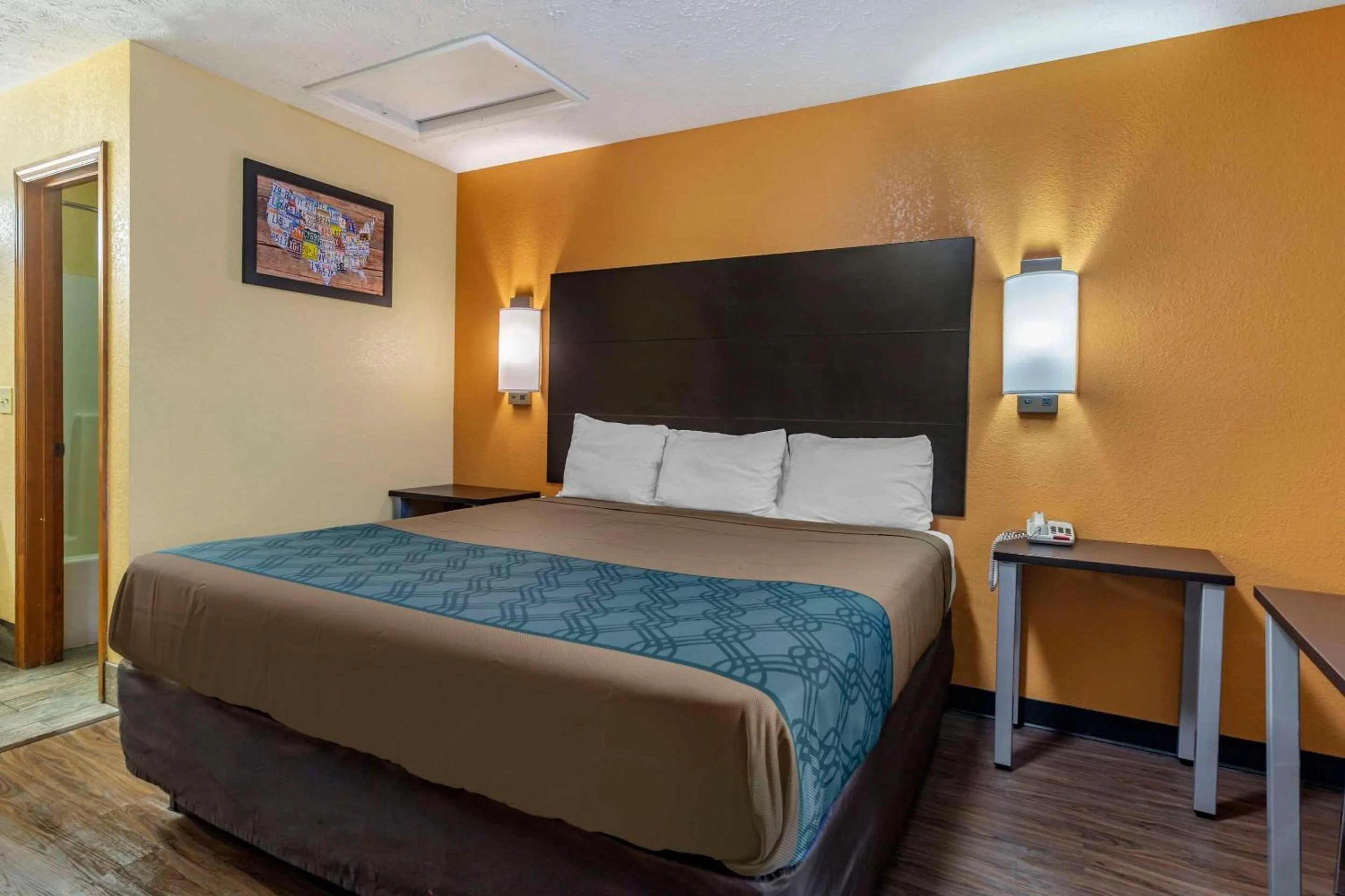 Bedroom, Bed in Econo Lodge Nashville North